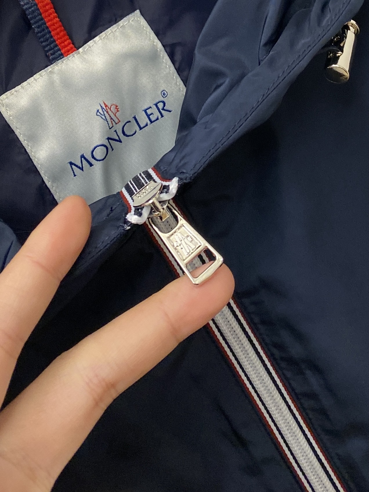 蒙口、2026新品夹克外套，时尚帅气，简约百搭款，袖口刺绣装饰图案logo，定制原版面料，不仅挺括，保持