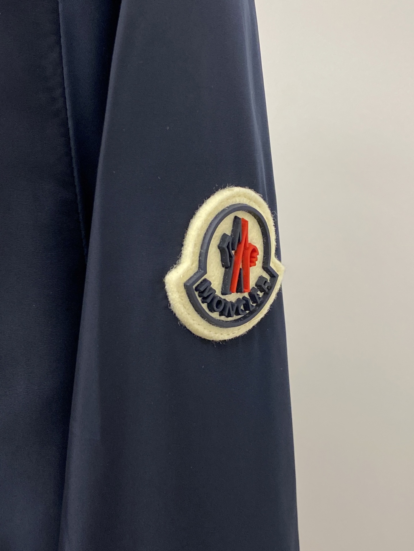 蒙口、2026新品夹克外套，时尚帅气，简约百搭款，袖口刺绣装饰图案logo，定制原版面料，不仅挺括，保持