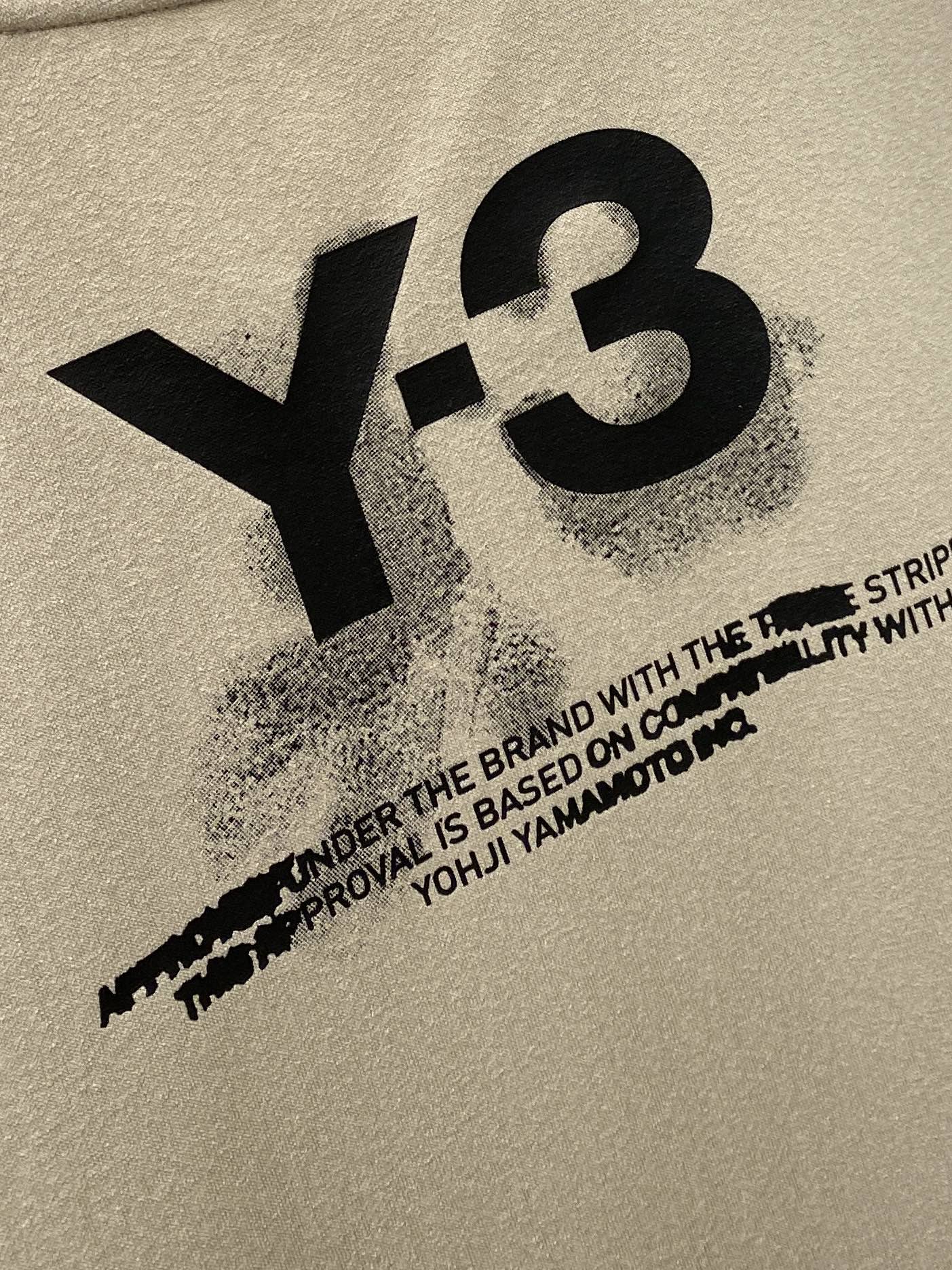 ￼ Y-3、2026新品短袖T恤，帅气时尚，胸前顶级印花字母logo，简约百搭款。面料棉 不仅挺括，保持