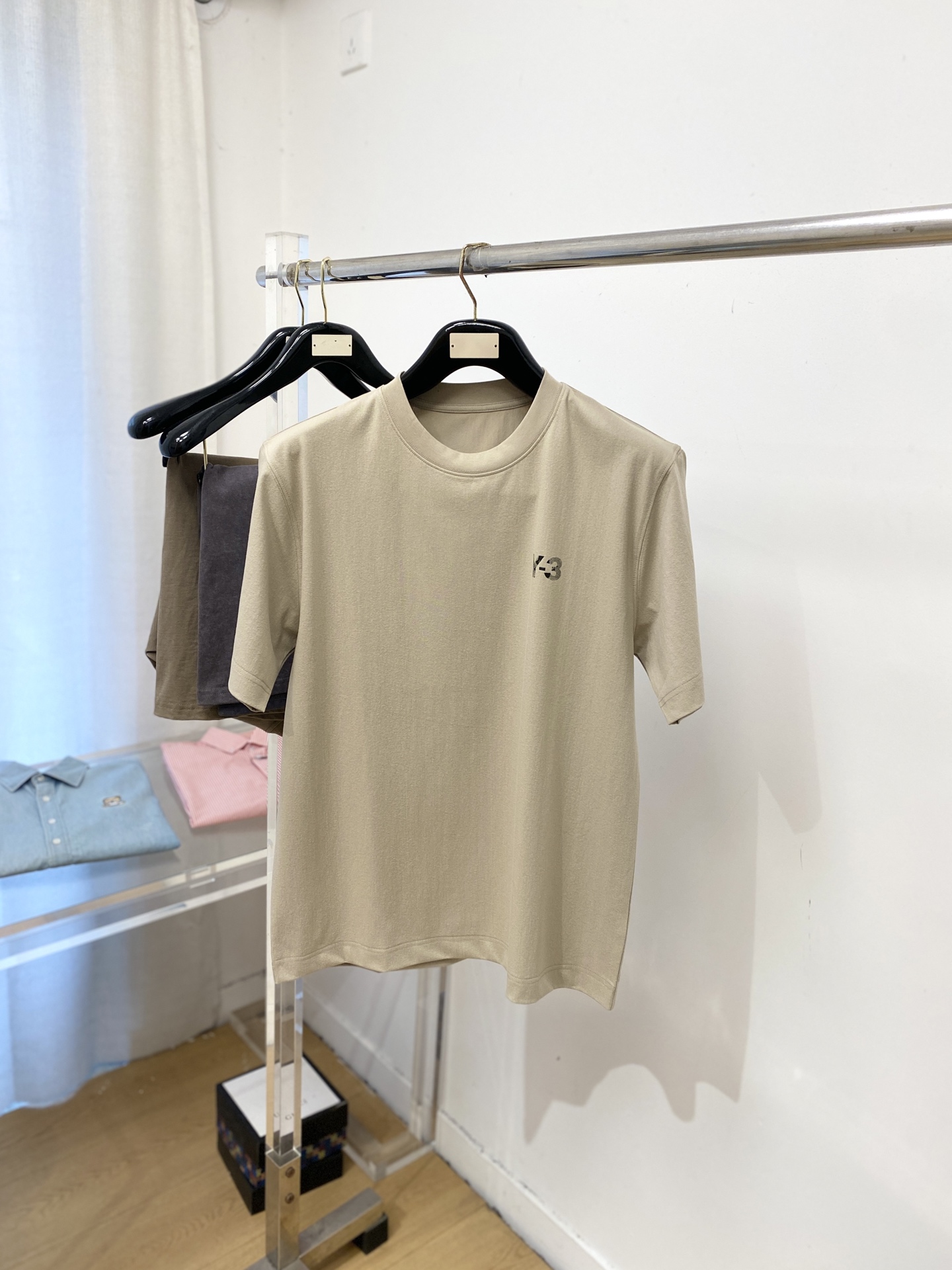￼ Y-3、2026新品短袖T恤，帅气时尚，胸前顶级印花字母logo，简约百搭款。面料棉 不仅挺括，保持