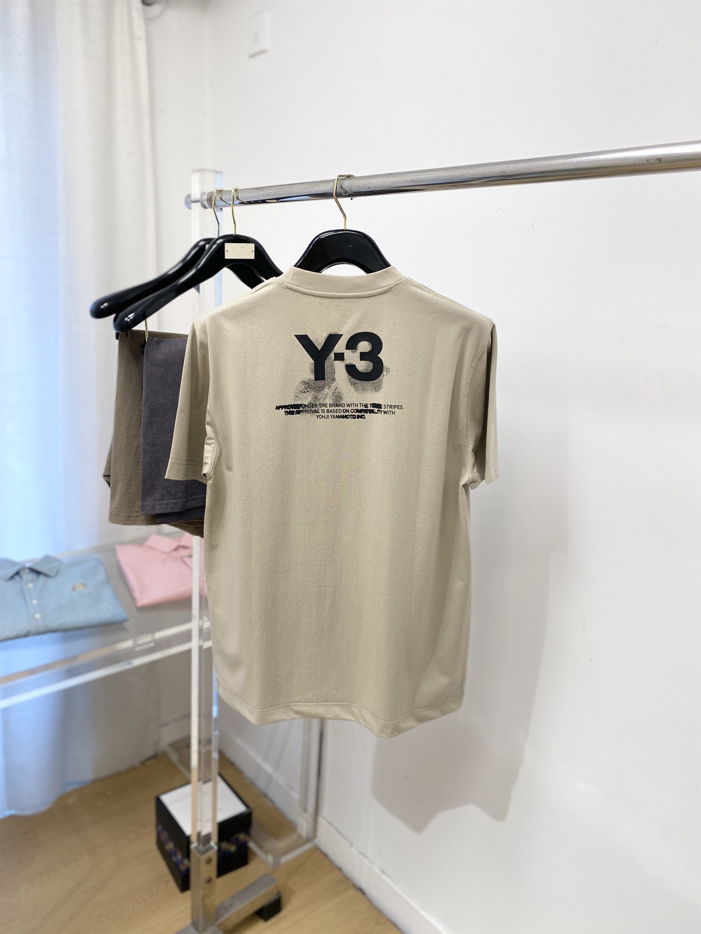 ￼ Y-3、2026新品短袖T恤，帅气时尚，胸前顶级印花字母logo，简约百搭款。面料棉 不仅挺括，保持