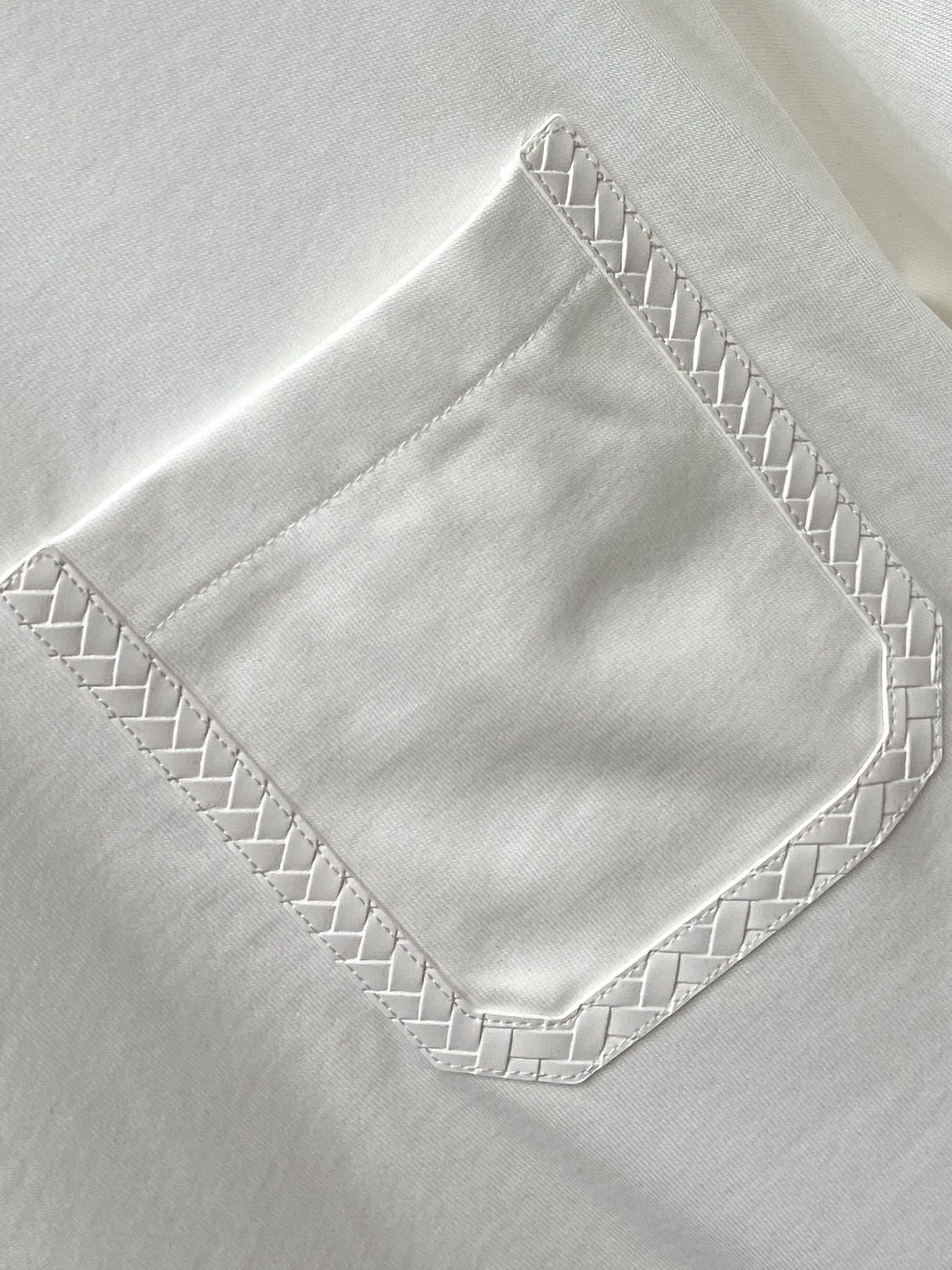 BV、2026新品短袖T恤，帅气时尚，胸前刺绣装饰口袋logo，简约百搭款。面料棉 不仅挺括，保持潮流的