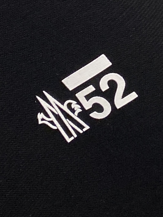 蒙口、2026新品短袖T恤，帅气时尚，袖口刺绣装饰图案logo，简约百搭款。面料棉 不仅挺括，保持潮流的