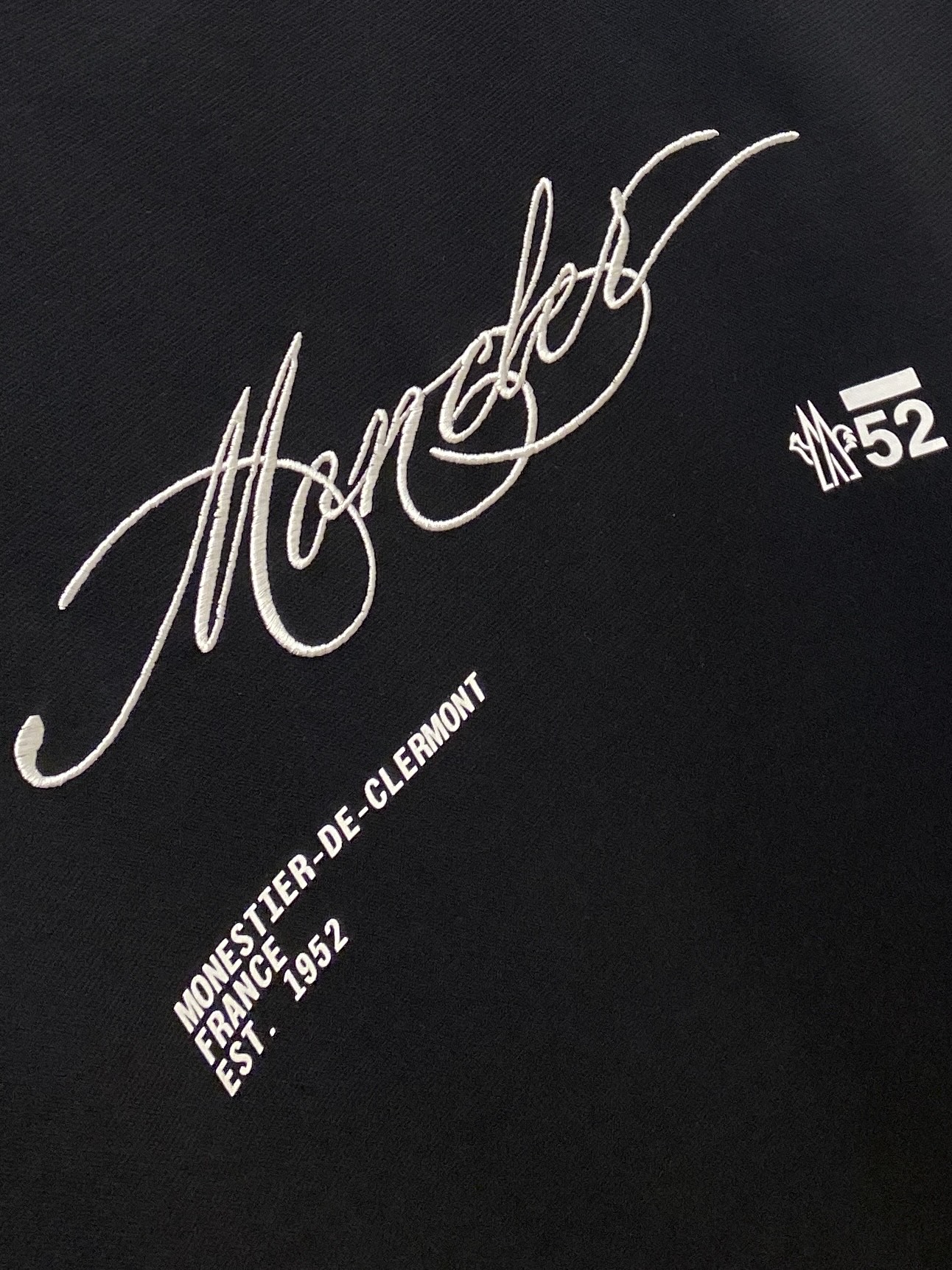 蒙口、2026新品短袖T恤，帅气时尚，袖口刺绣装饰图案logo，简约百搭款。面料棉 不仅挺括，保持潮流的