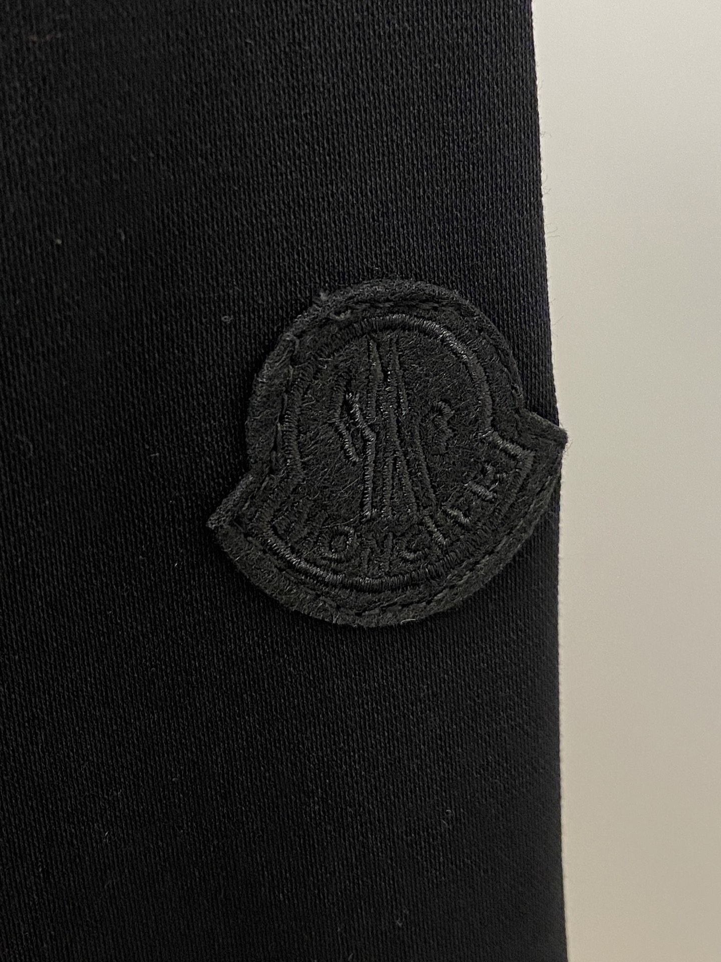 蒙口、2026新品短袖T恤，帅气时尚，袖口刺绣装饰图案logo，简约百搭款。面料棉 不仅挺括，保持潮流的