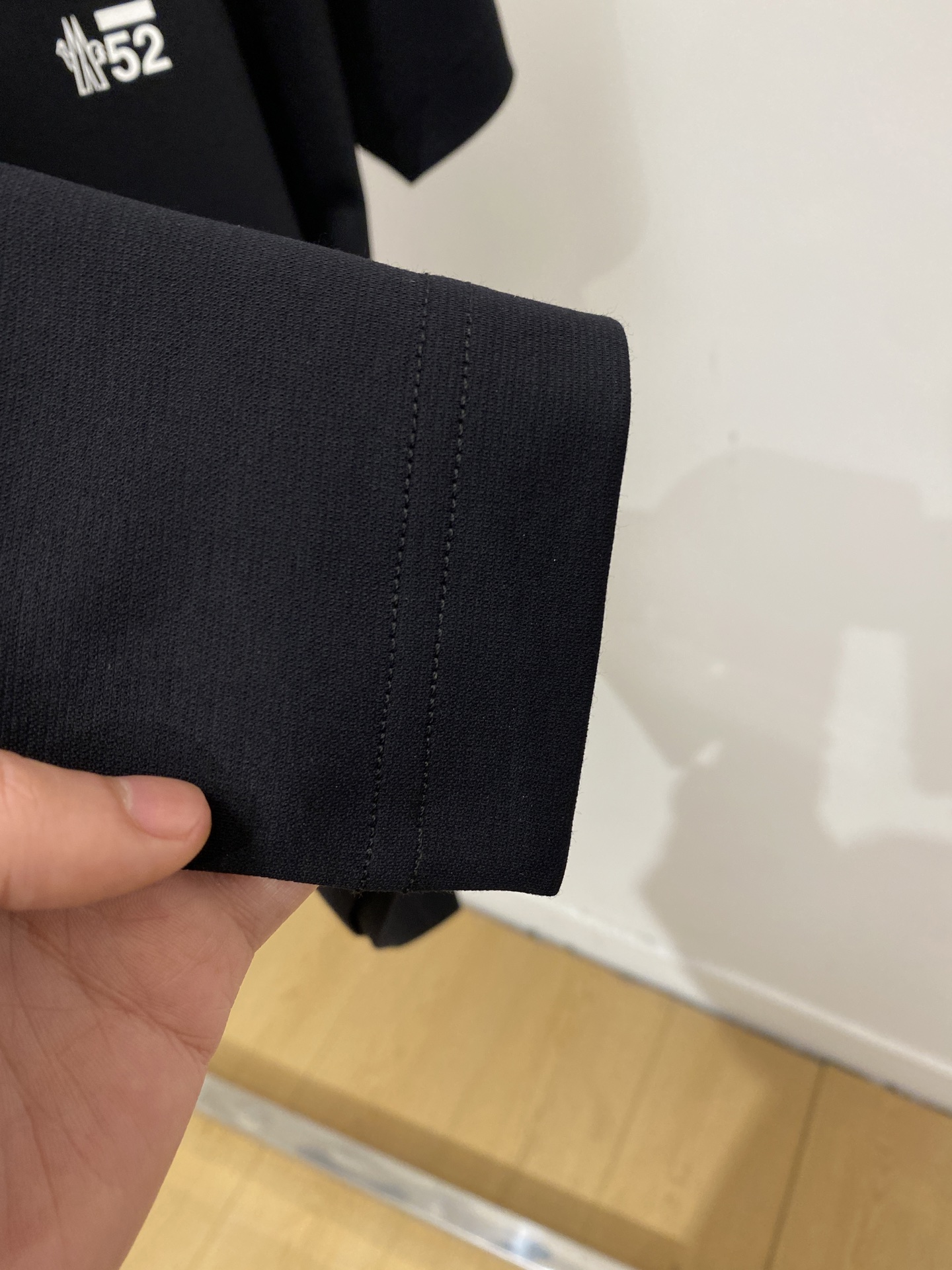 蒙口、2026新品短袖T恤，帅气时尚，袖口刺绣装饰图案logo，简约百搭款。面料棉 不仅挺括，保持潮流的