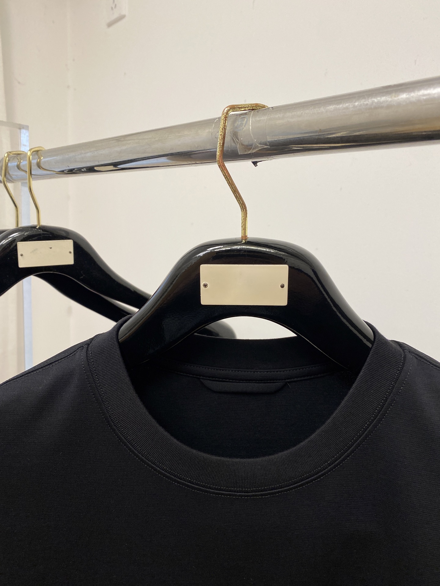 蒙口、2026新品短袖T恤，帅气时尚，袖口刺绣装饰图案logo，简约百搭款。面料棉 不仅挺括，保持潮流的