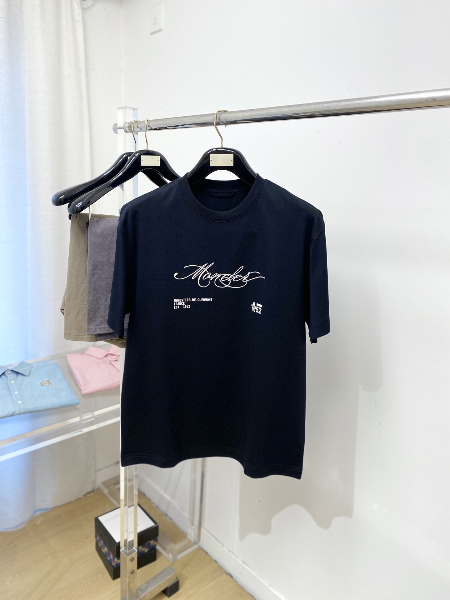 蒙口、2026新品短袖T恤，帅气时尚，袖口刺绣装饰图案logo，简约百搭款。面料棉 不仅挺括，保持潮流的