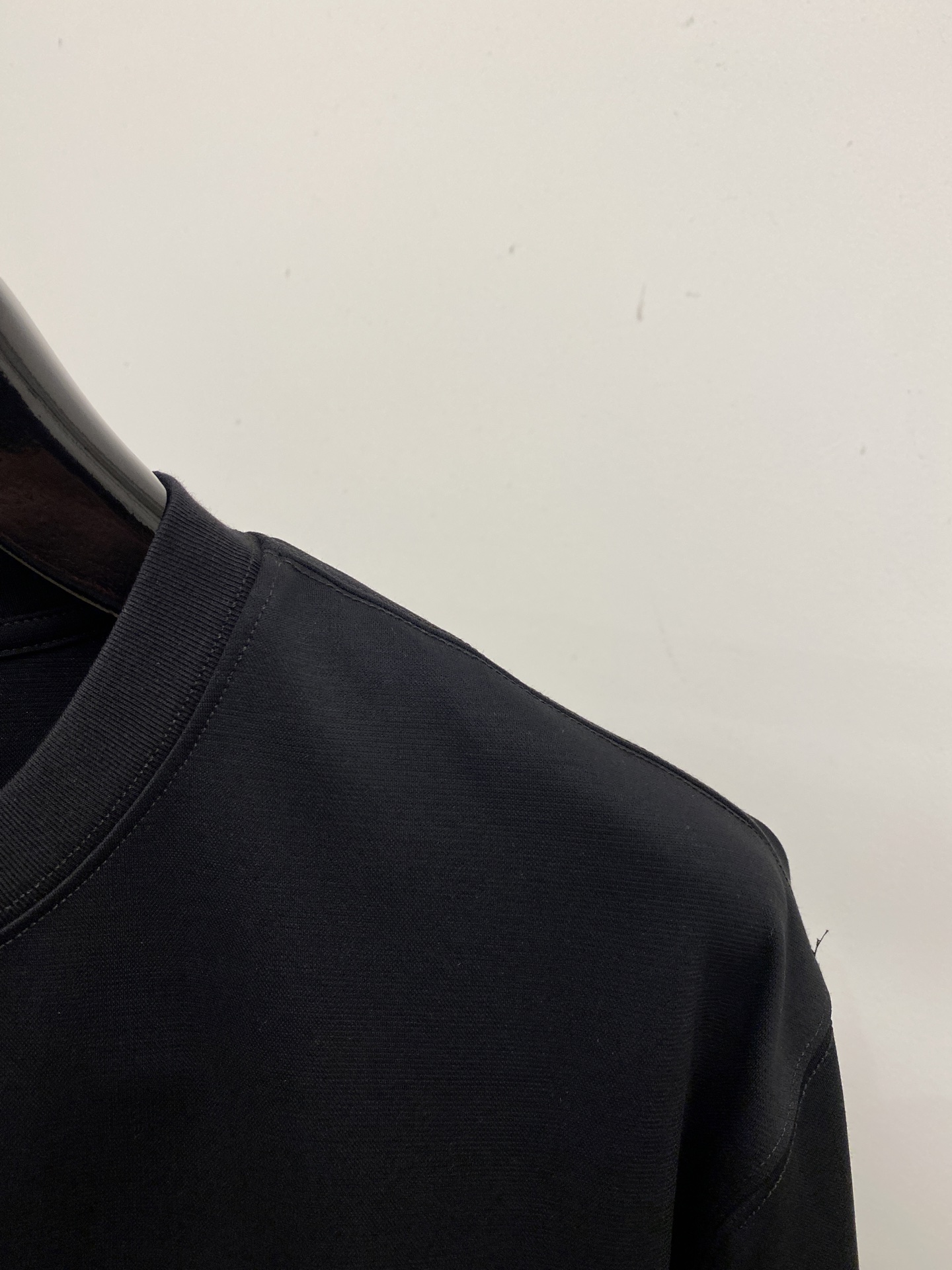 蒙口、2026新品短袖T恤，帅气时尚，袖口刺绣装饰图案logo，简约百搭款。面料棉 不仅挺括，保持潮流的