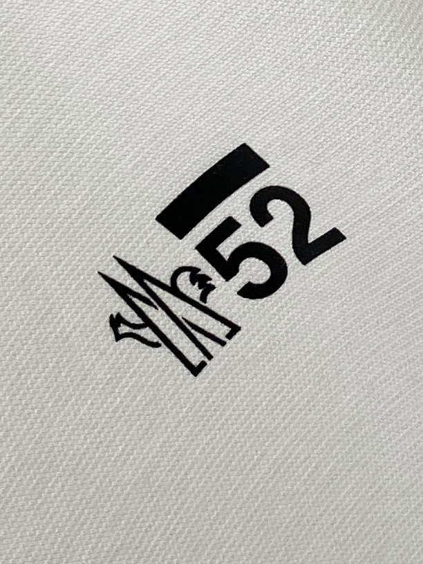 蒙口、2026新品短袖T恤，帅气时尚，袖口刺绣装饰图案logo，简约百搭款。面料棉 不仅挺括，保持潮流的