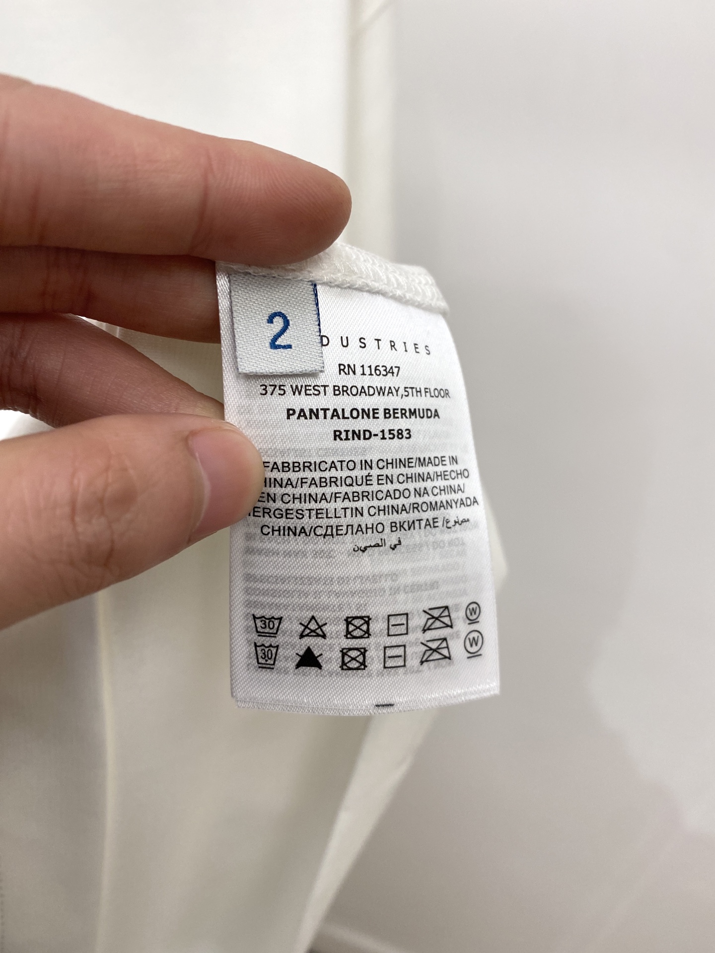 蒙口、2026新品短袖T恤，帅气时尚，袖口刺绣装饰图案logo，简约百搭款。面料棉 不仅挺括，保持潮流的