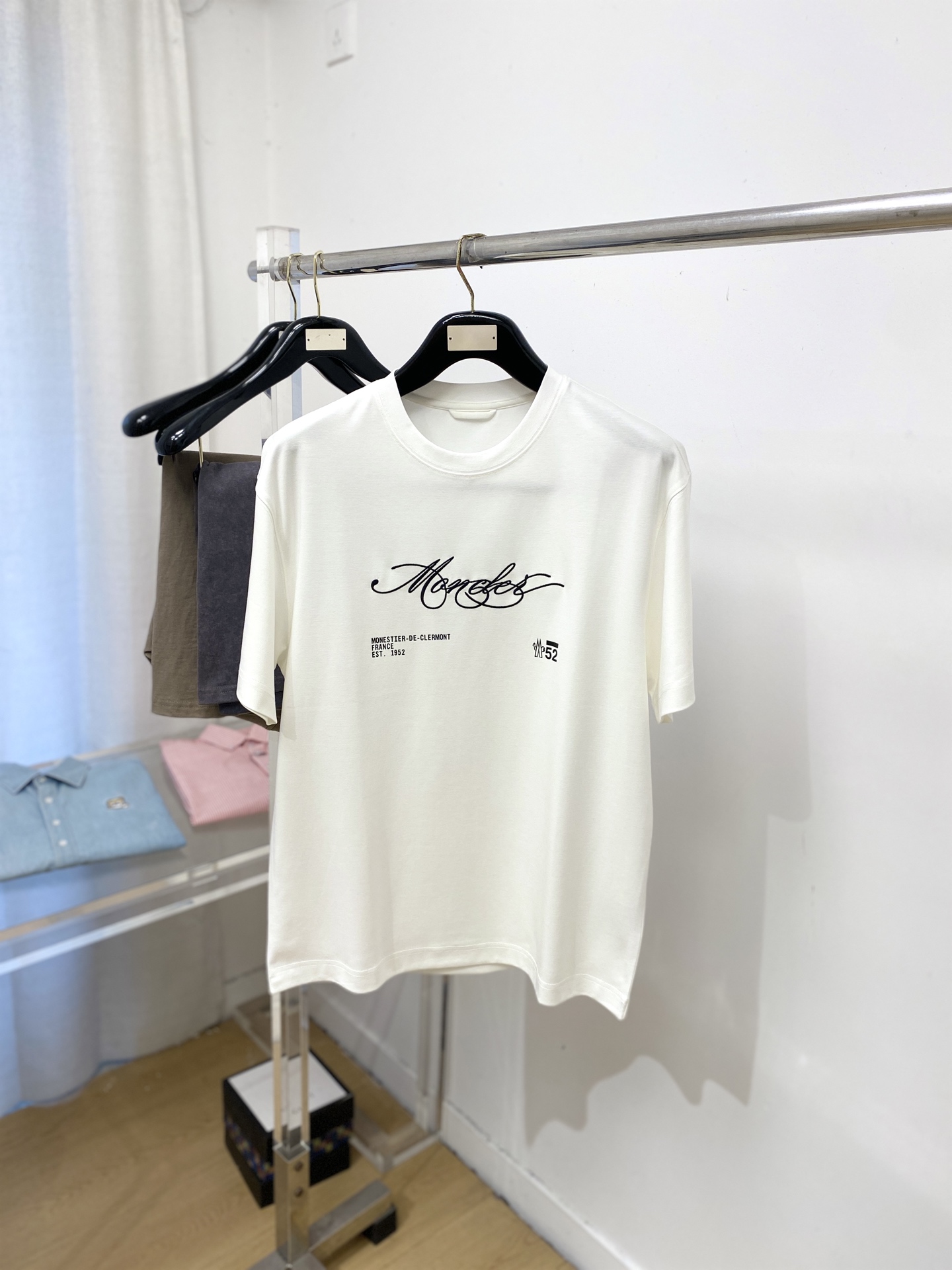 蒙口、2026新品短袖T恤，帅气时尚，袖口刺绣装饰图案logo，简约百搭款。面料棉 不仅挺括，保持潮流的