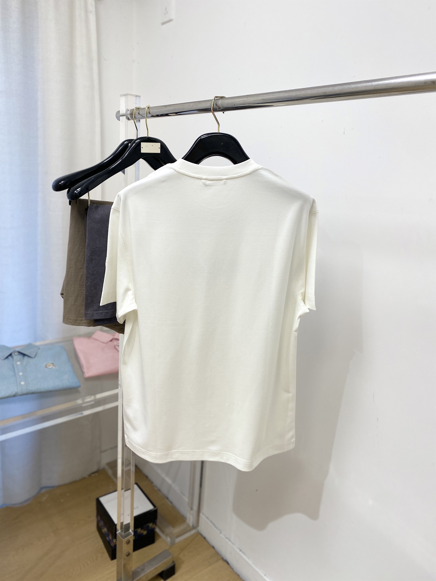 蒙口、2026新品短袖T恤，帅气时尚，袖口刺绣装饰图案logo，简约百搭款。面料棉 不仅挺括，保持潮流的