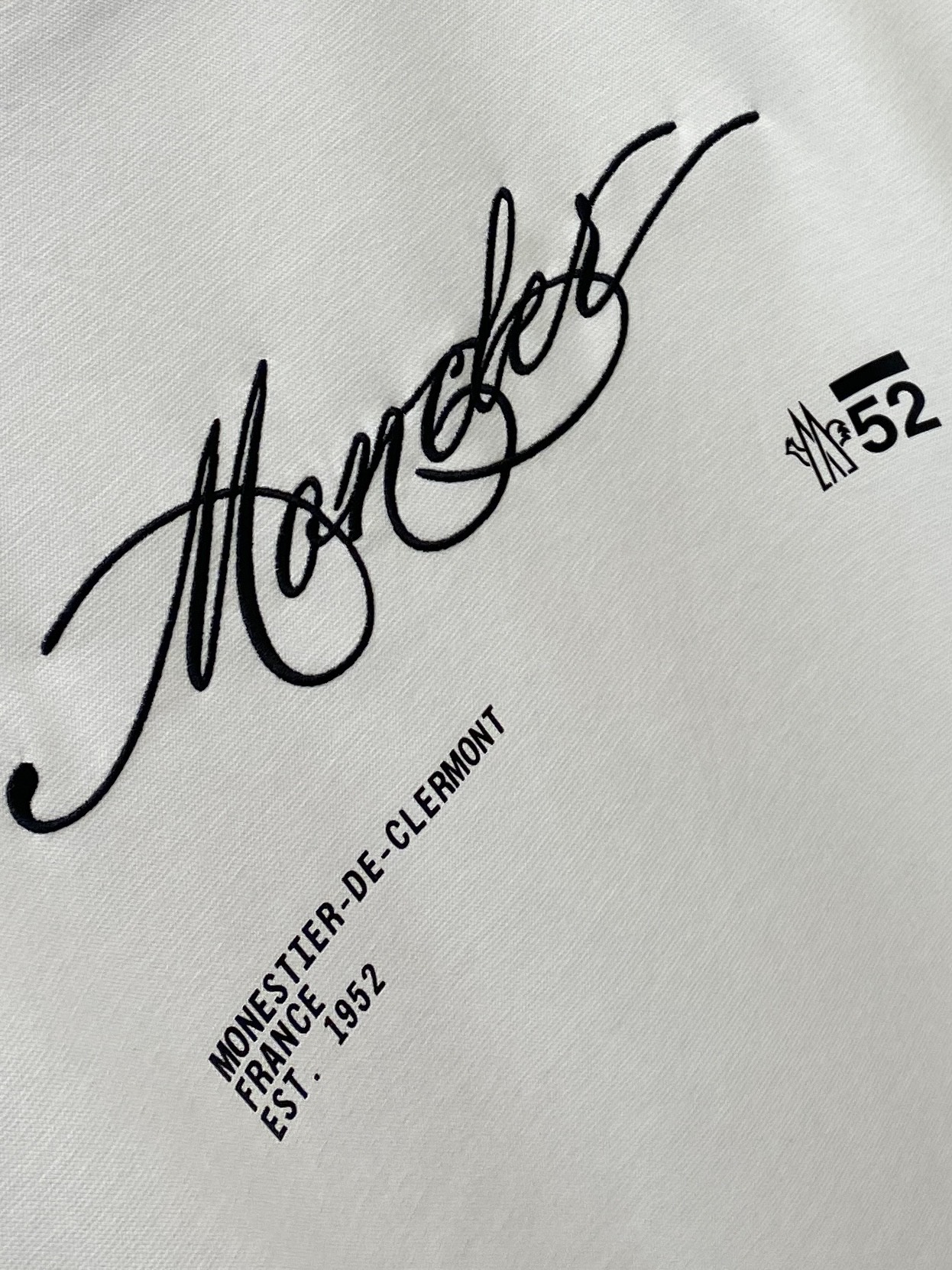 蒙口、2026新品短袖T恤，帅气时尚，袖口刺绣装饰图案logo，简约百搭款。面料棉 不仅挺括，保持潮流的