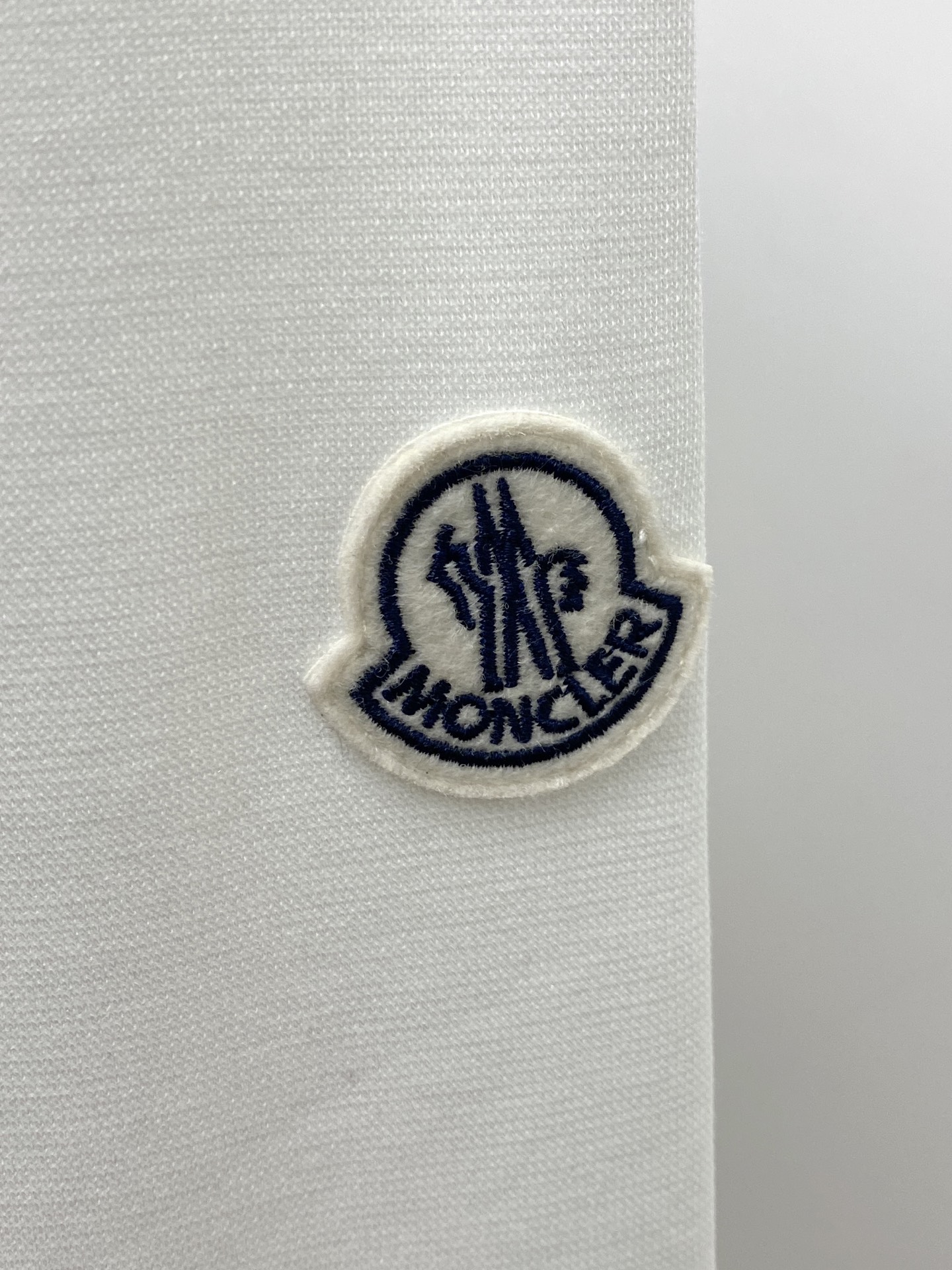 蒙口、2026新品短袖T恤，帅气时尚，袖口刺绣装饰图案logo，简约百搭款。面料棉 不仅挺括，保持潮流的