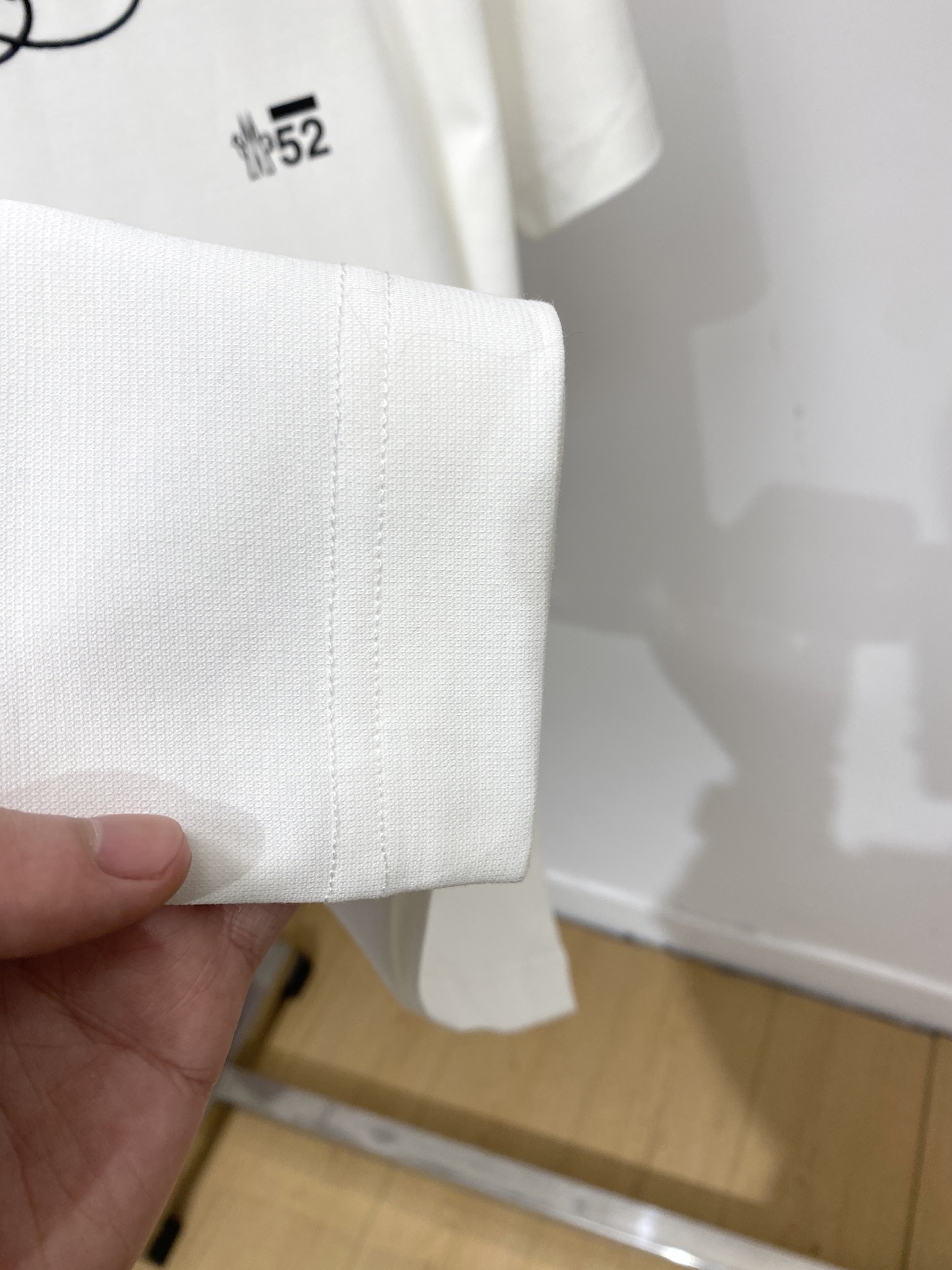 蒙口、2026新品短袖T恤，帅气时尚，袖口刺绣装饰图案logo，简约百搭款。面料棉 不仅挺括，保持潮流的