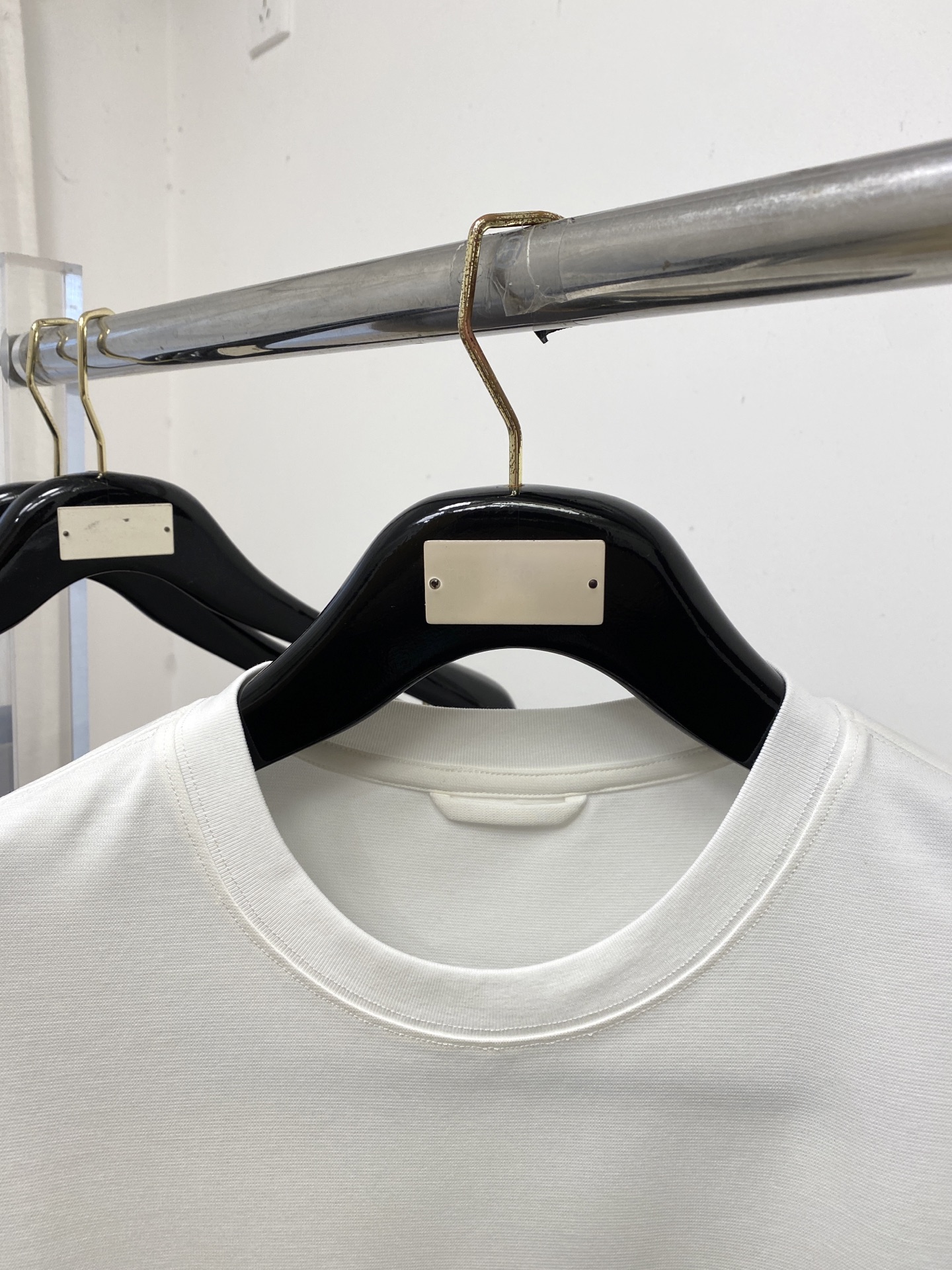 蒙口、2026新品短袖T恤，帅气时尚，袖口刺绣装饰图案logo，简约百搭款。面料棉 不仅挺括，保持潮流的