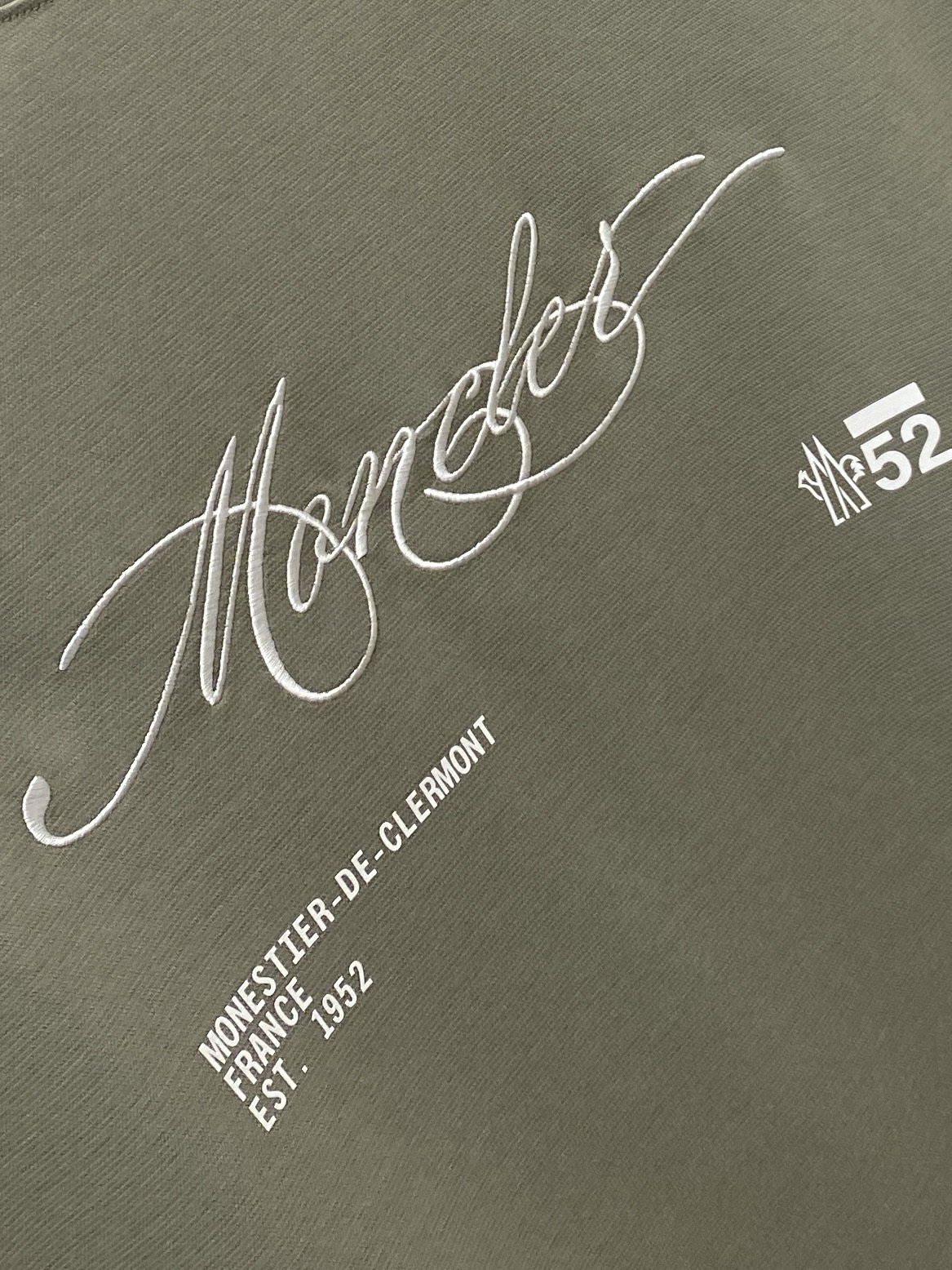 蒙口、2026新品短袖T恤，帅气时尚，袖口刺绣装饰图案logo，简约百搭款。面料棉 不仅挺括，保持潮流的