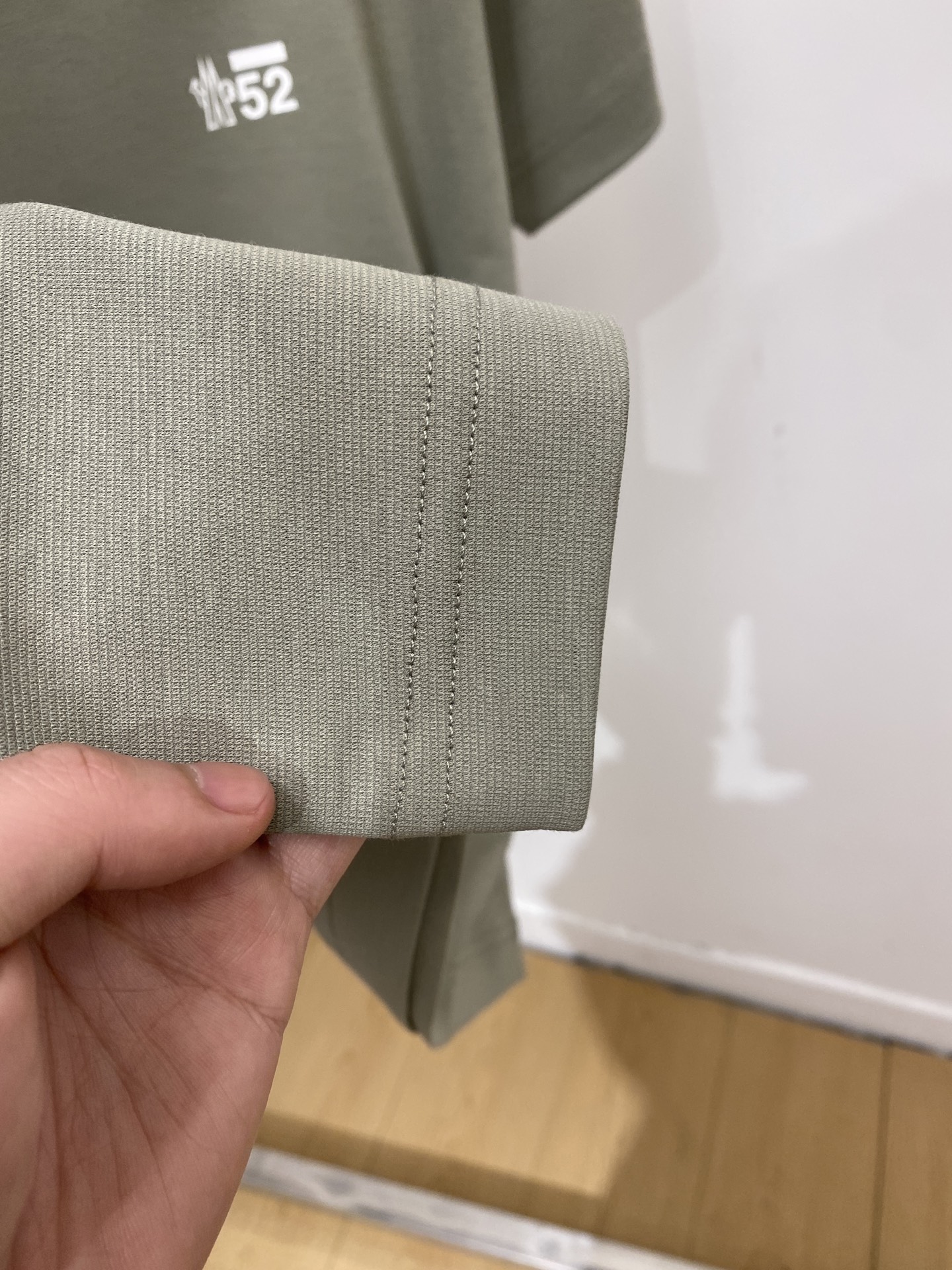 蒙口、2026新品短袖T恤，帅气时尚，袖口刺绣装饰图案logo，简约百搭款。面料棉 不仅挺括，保持潮流的