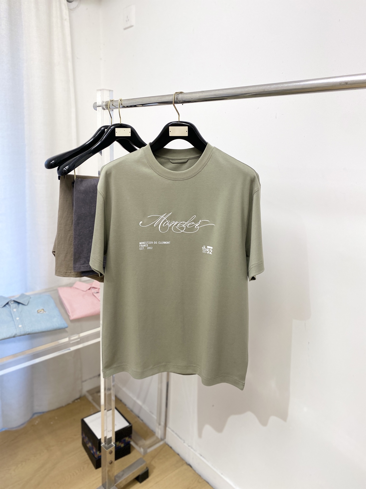 蒙口、2026新品短袖T恤，帅气时尚，袖口刺绣装饰图案logo，简约百搭款。面料棉 不仅挺括，保持潮流的