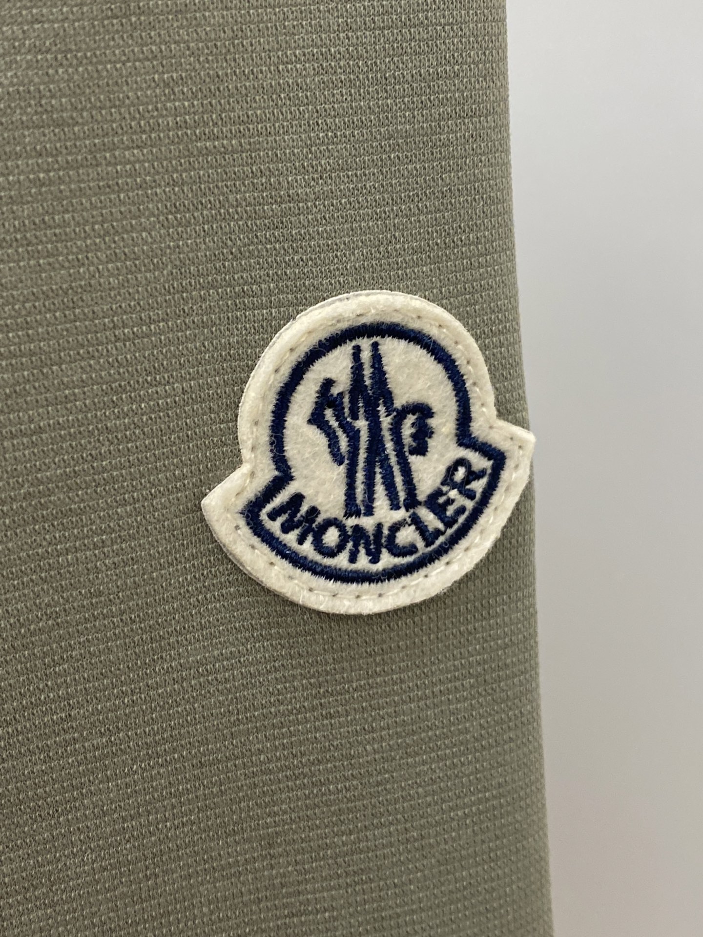 蒙口、2026新品短袖T恤，帅气时尚，袖口刺绣装饰图案logo，简约百搭款。面料棉 不仅挺括，保持潮流的