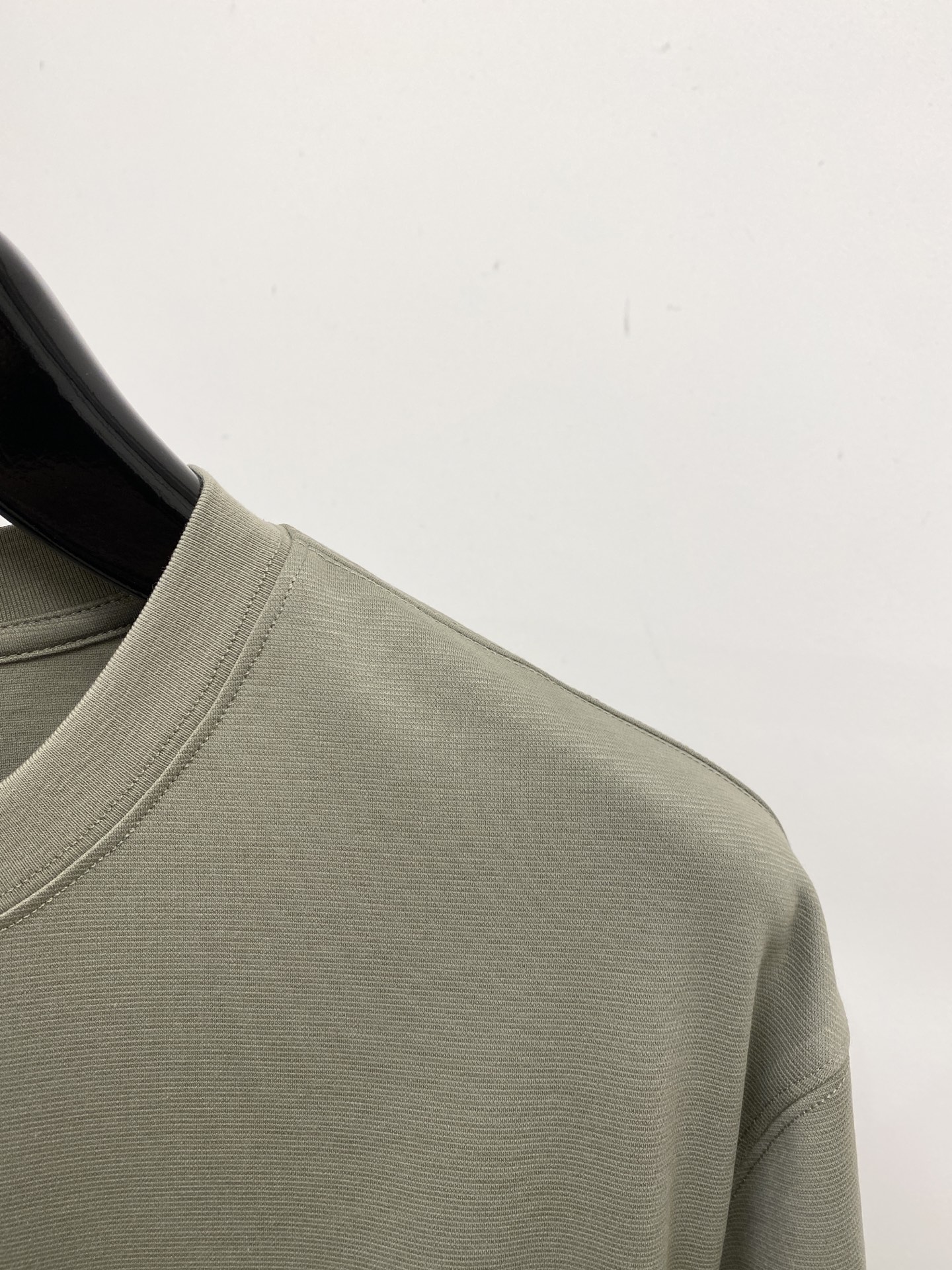 蒙口、2026新品短袖T恤，帅气时尚，袖口刺绣装饰图案logo，简约百搭款。面料棉 不仅挺括，保持潮流的