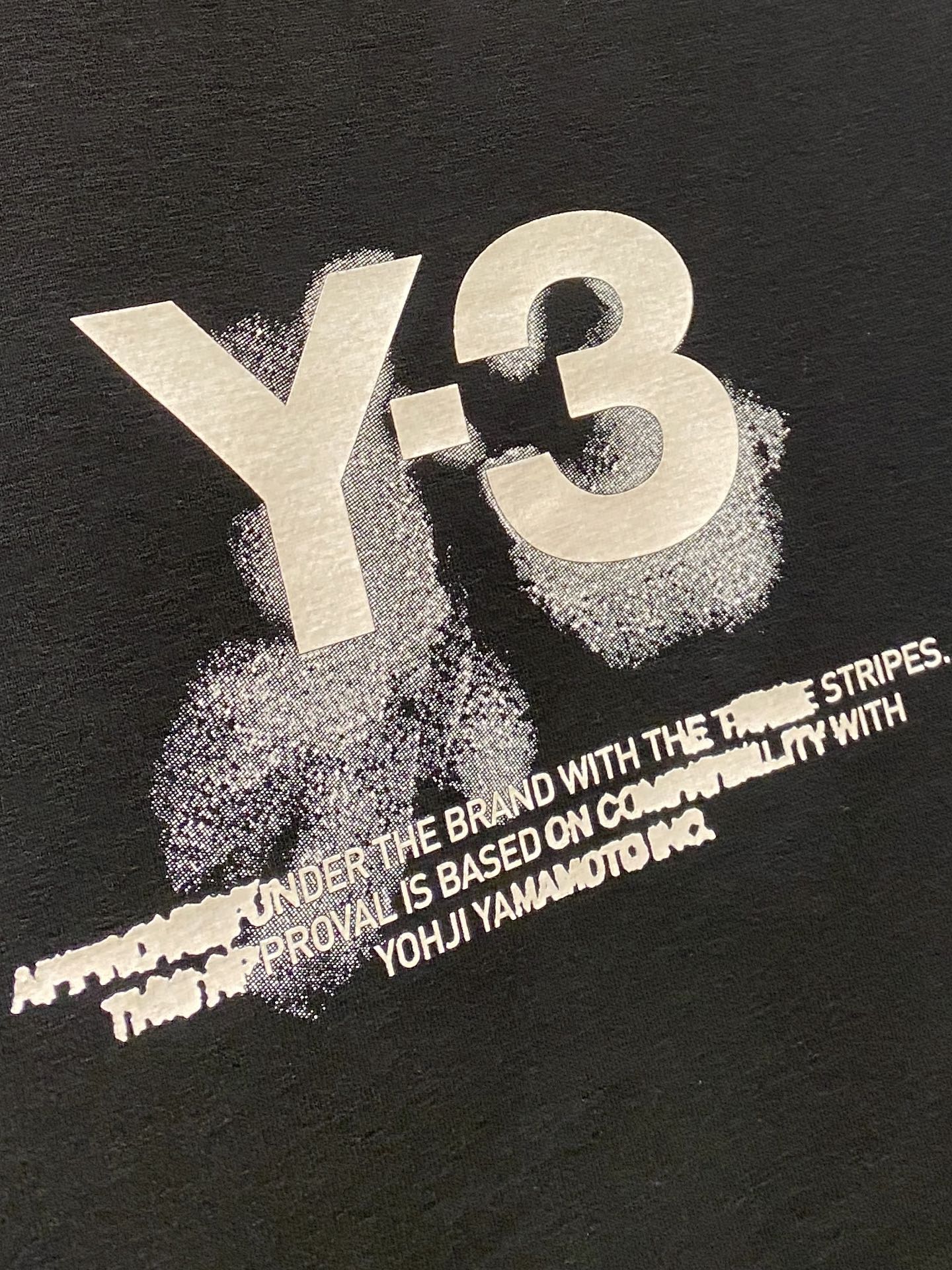 Y-3、2026新品短袖T恤，帅气时尚，胸前顶级印胶字母logo，简约百搭款。面料棉 不仅挺括，保持潮流