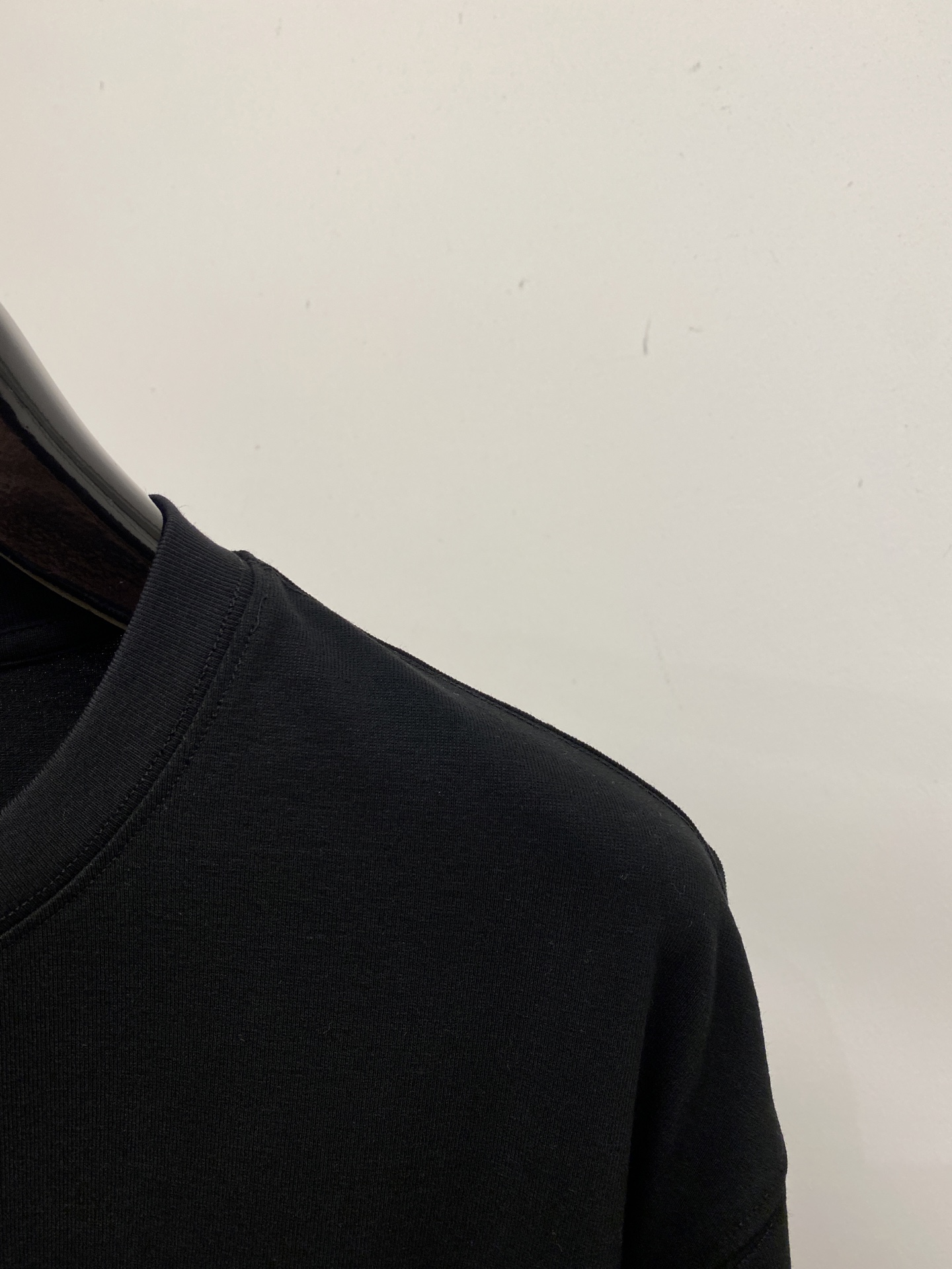 Y-3、2026新品短袖T恤，帅气时尚，胸前顶级印胶字母logo，简约百搭款。面料棉 不仅挺括，保持潮流