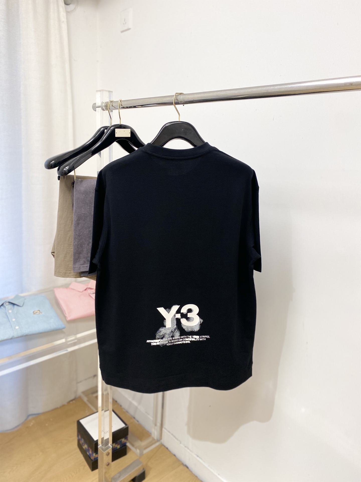 Y-3、2026新品短袖T恤，帅气时尚，胸前顶级印胶字母logo，简约百搭款。面料棉 不仅挺括，保持潮流