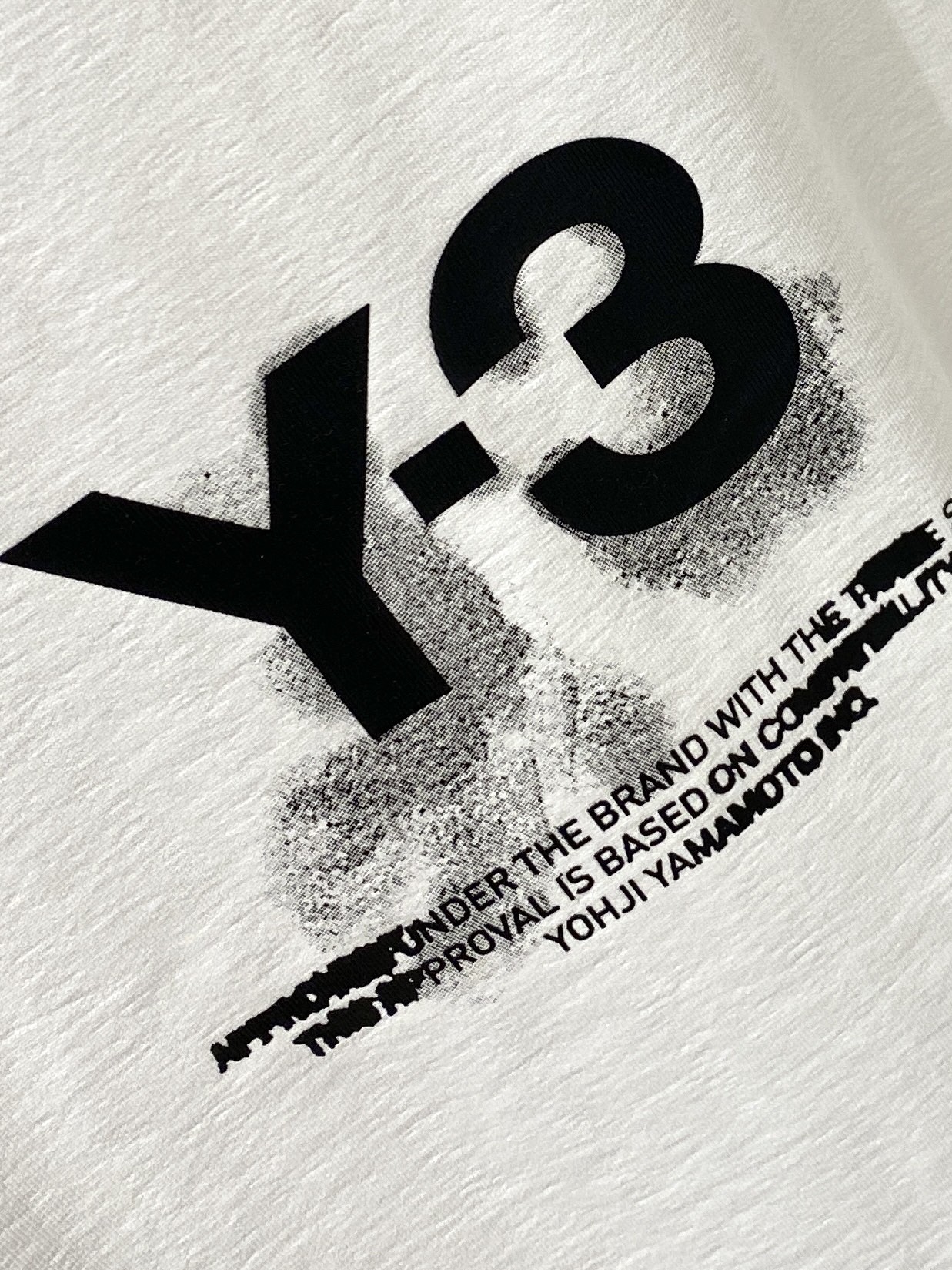 Y-3、2026新品短袖T恤，帅气时尚，胸前顶级印胶字母logo，简约百搭款。面料棉 不仅挺括，保持潮流