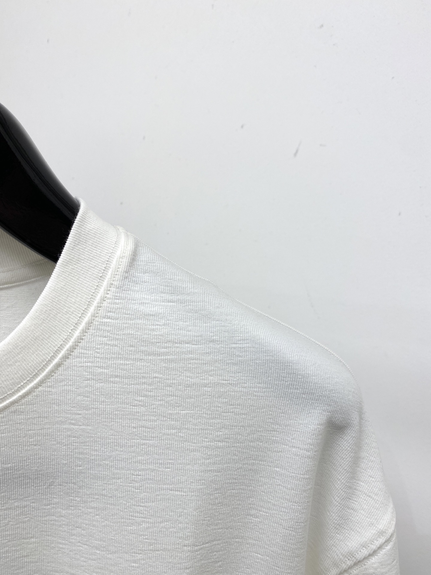 Y-3、2026新品短袖T恤，帅气时尚，胸前顶级印胶字母logo，简约百搭款。面料棉 不仅挺括，保持潮流