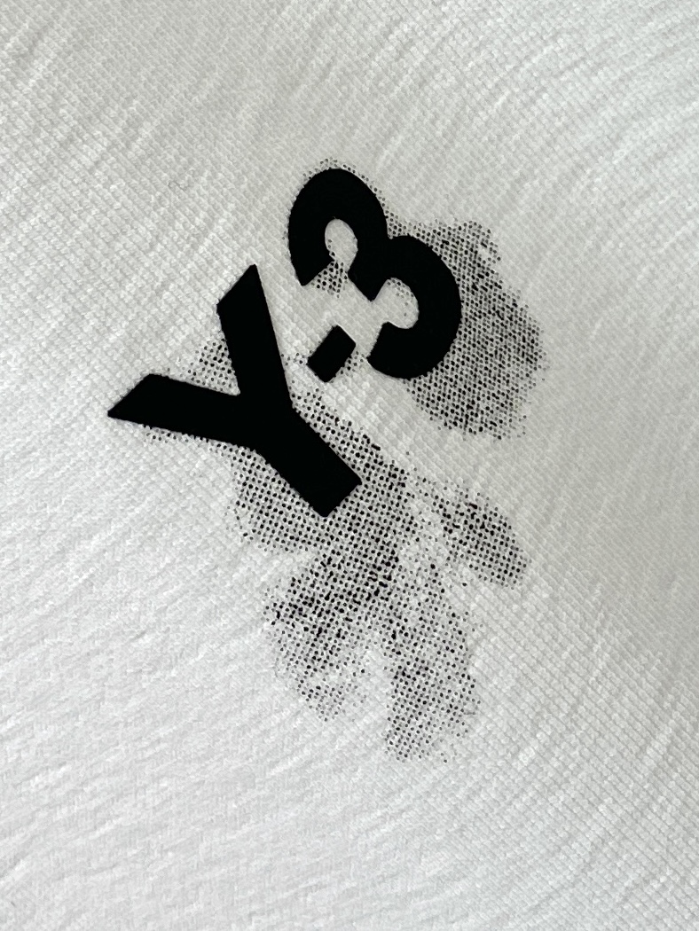 Y-3、2026新品短袖T恤，帅气时尚，胸前顶级印胶字母logo，简约百搭款。面料棉 不仅挺括，保持潮流