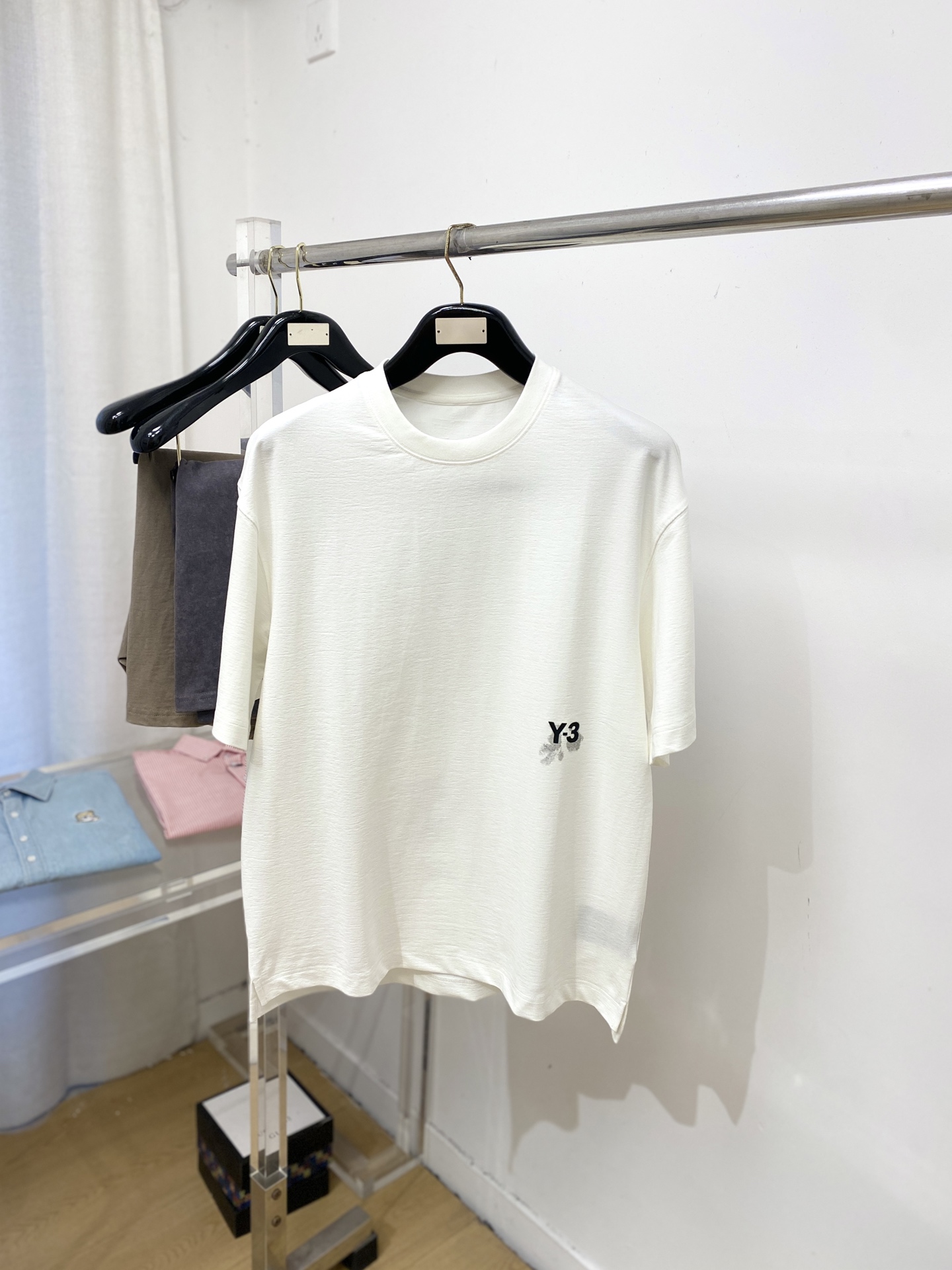 Y-3、2026新品短袖T恤，帅气时尚，胸前顶级印胶字母logo，简约百搭款。面料棉 不仅挺括，保持潮流