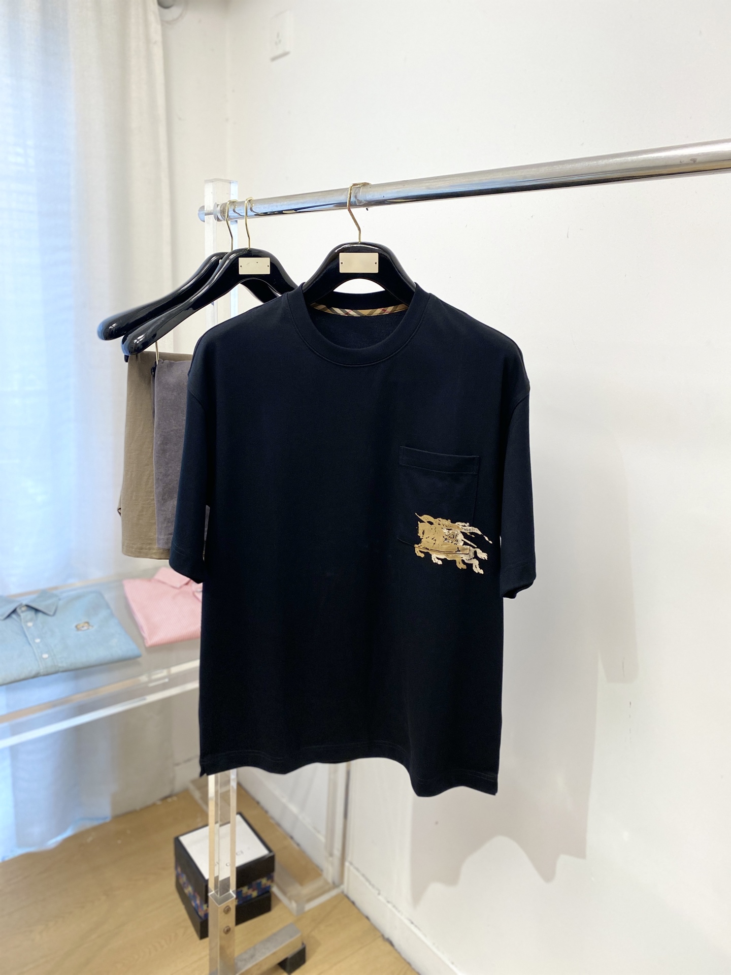 NO:773669,Burberry, 2026 new short-sleeved T-shirt, handsome and fashionable, top-notch printed logo on the bottom, simple and versatile. The fabric cotton is not only crisp and maintains the trendy silhouette, but also comfortable to wear, and the yarn is more delicate. The size is M-3XL,, burberry, T-shirt, tees, t-shirt,19860909巴宝莉、2026新品短袖T恤,帅气时尚,衣下顶级印花图案logo,简约百搭款.面料棉 不仅挺括,保持潮流的廓形,又穿着舒适,纱织更细腻,码数M-3XL,,burberry,T-shirt,tees，t-shirt,,Men's clothing