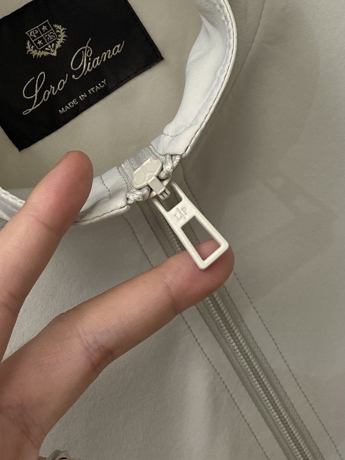 Loro piana、2026新品夹克外套，时尚帅气，简约百搭款，胸前精致刺绣字母logo，定制原版面料