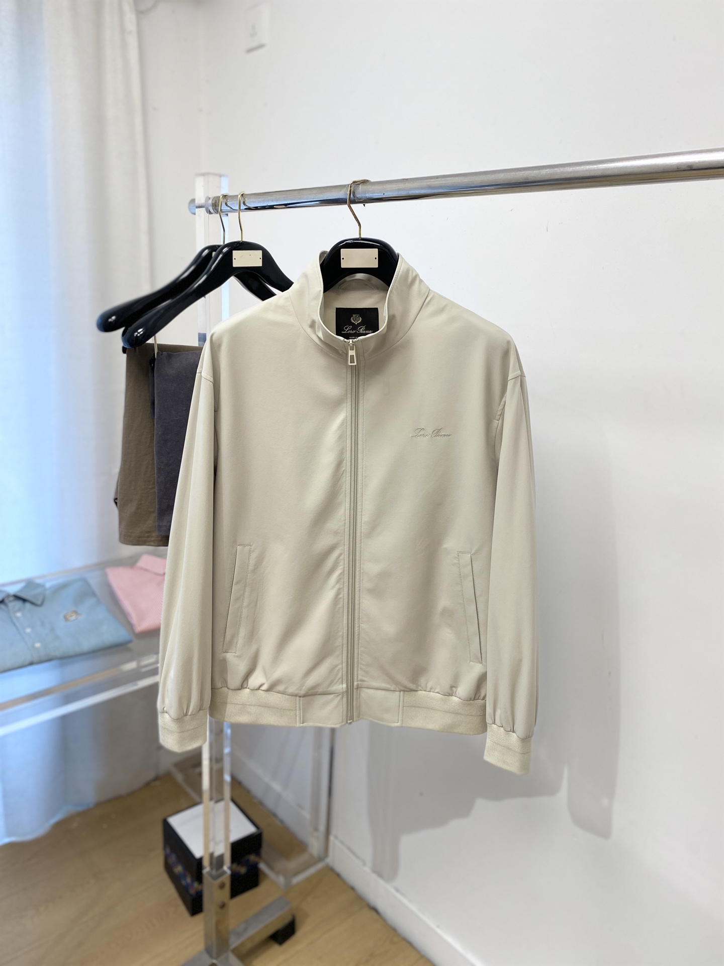 Loro piana、2026新品夹克外套，时尚帅气，简约百搭款，胸前精致刺绣字母logo，定制原版面料