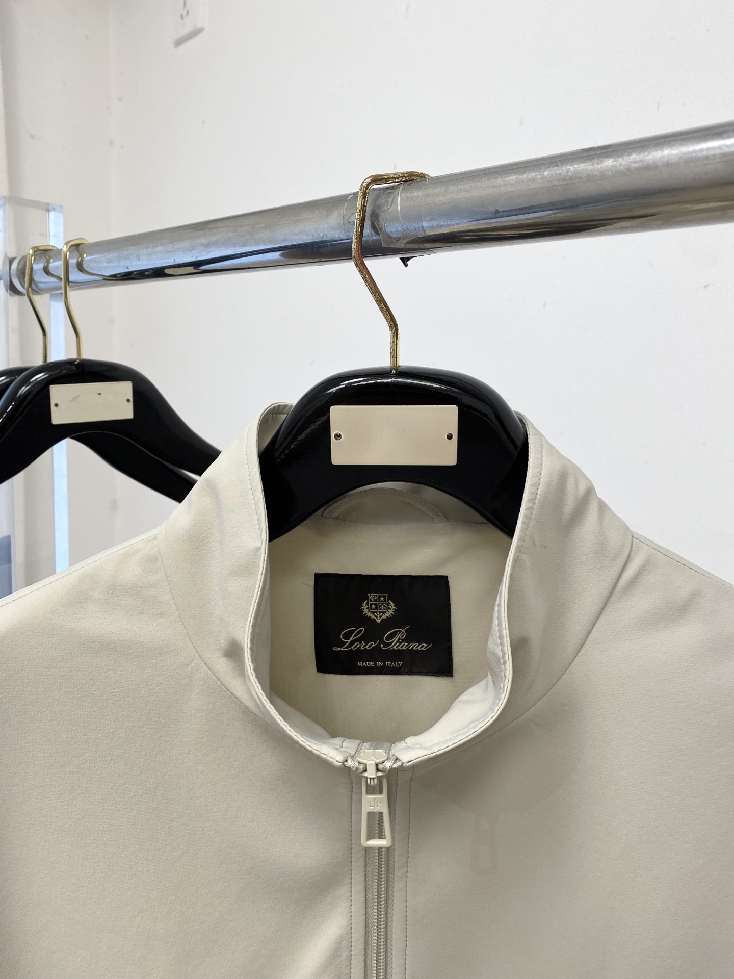 Loro piana、2026新品夹克外套，时尚帅气，简约百搭款，胸前精致刺绣字母logo，定制原版面料