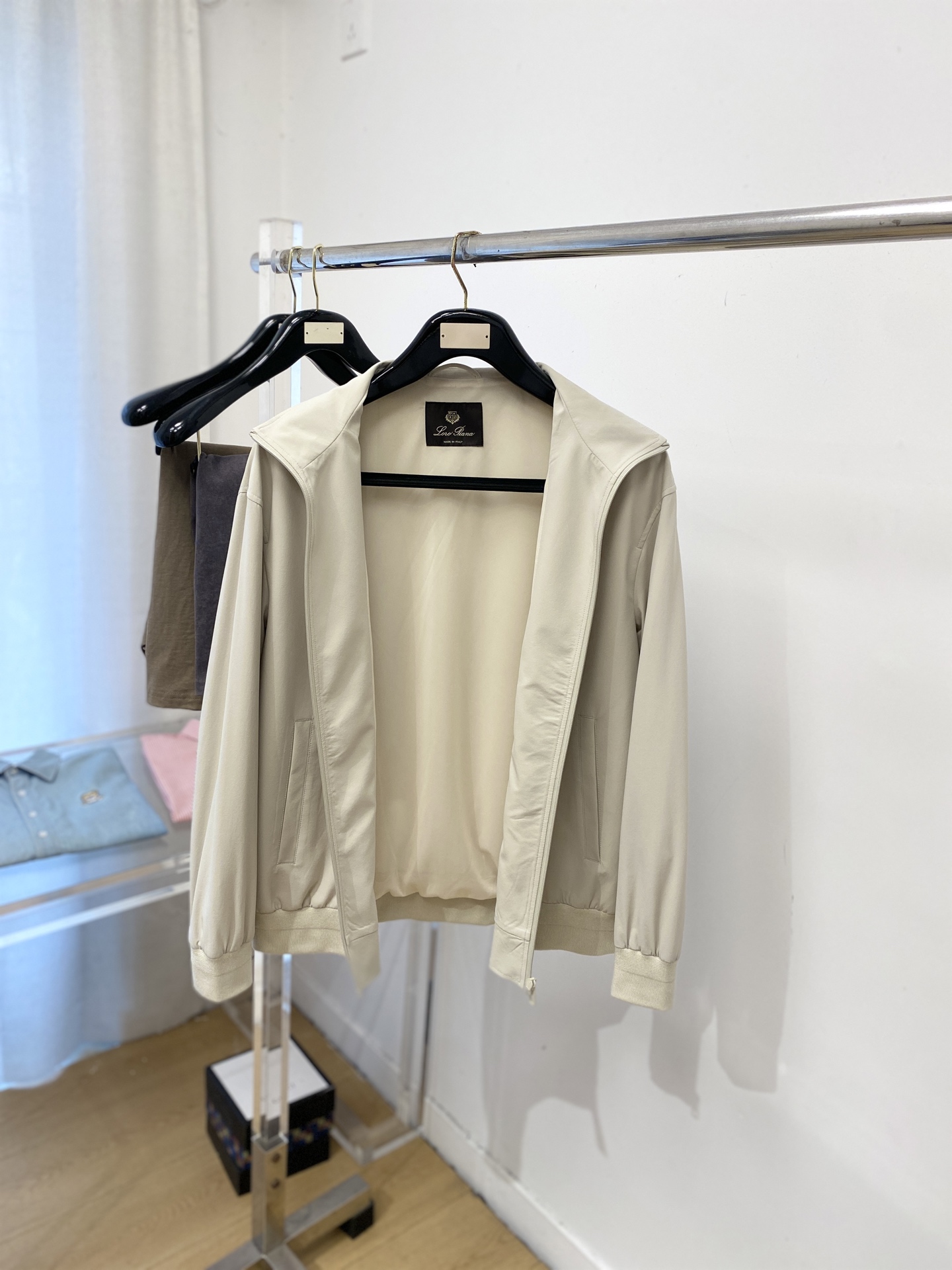 Loro piana、2026新品夹克外套，时尚帅气，简约百搭款，胸前精致刺绣字母logo，定制原版面料
