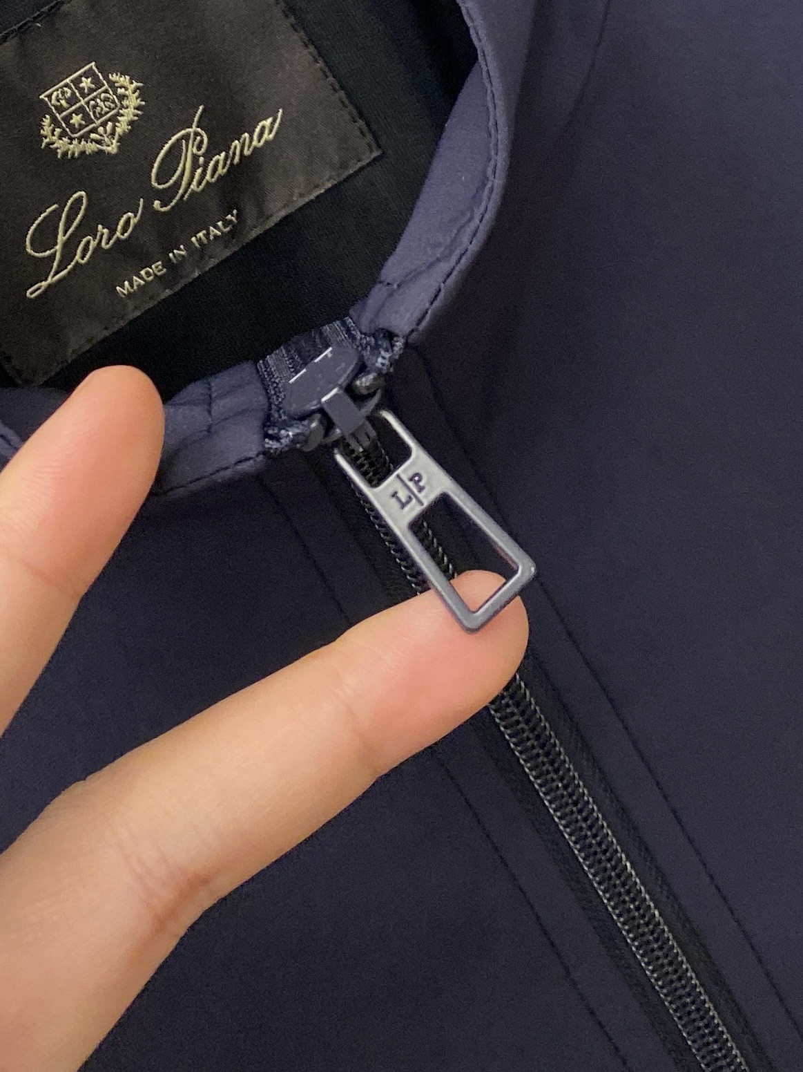 Loro piana、2026新品夹克外套，时尚帅气，简约百搭款，胸前精致刺绣字母logo，定制原版面料
