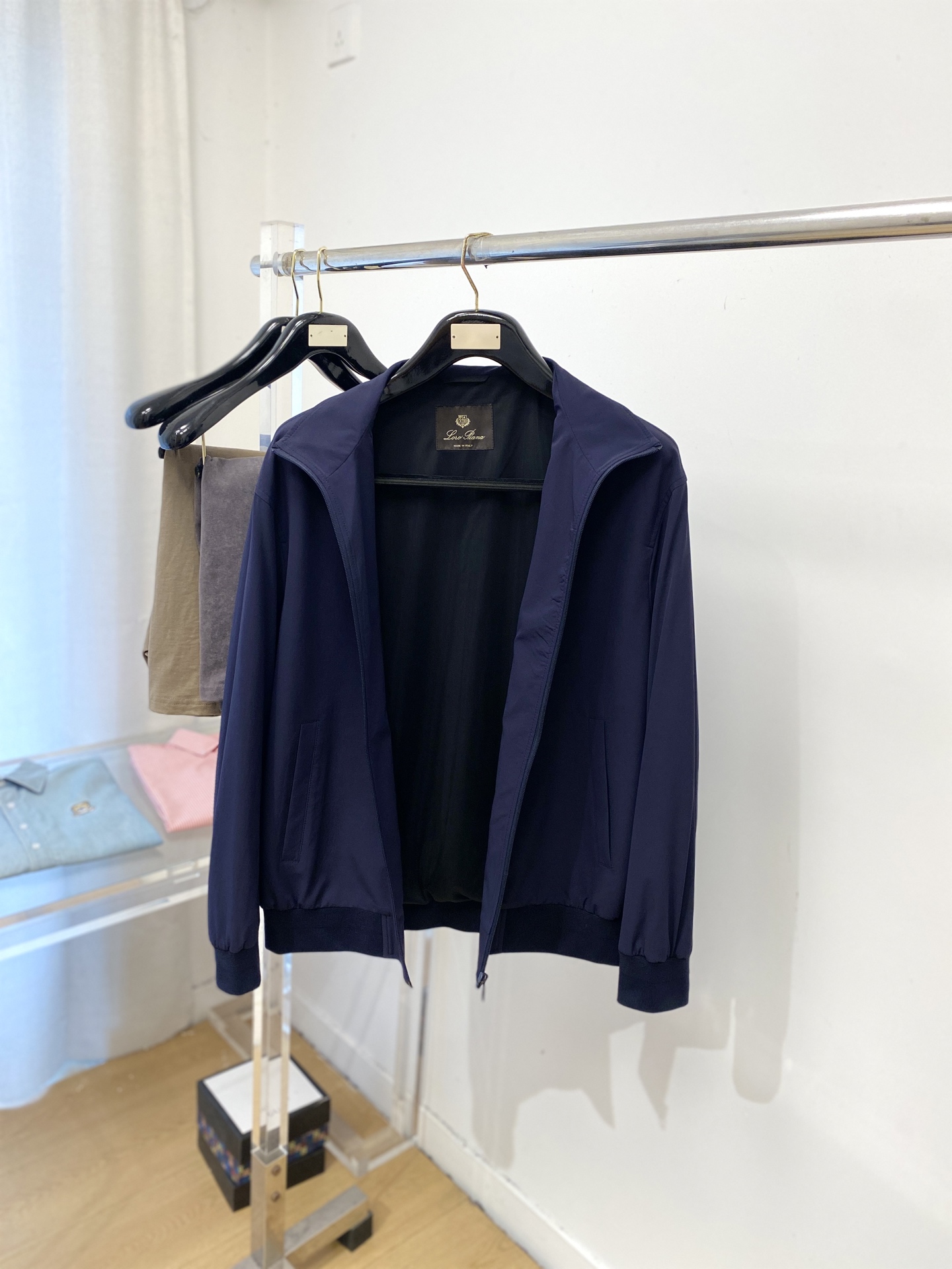 Loro piana、2026新品夹克外套，时尚帅气，简约百搭款，胸前精致刺绣字母logo，定制原版面料