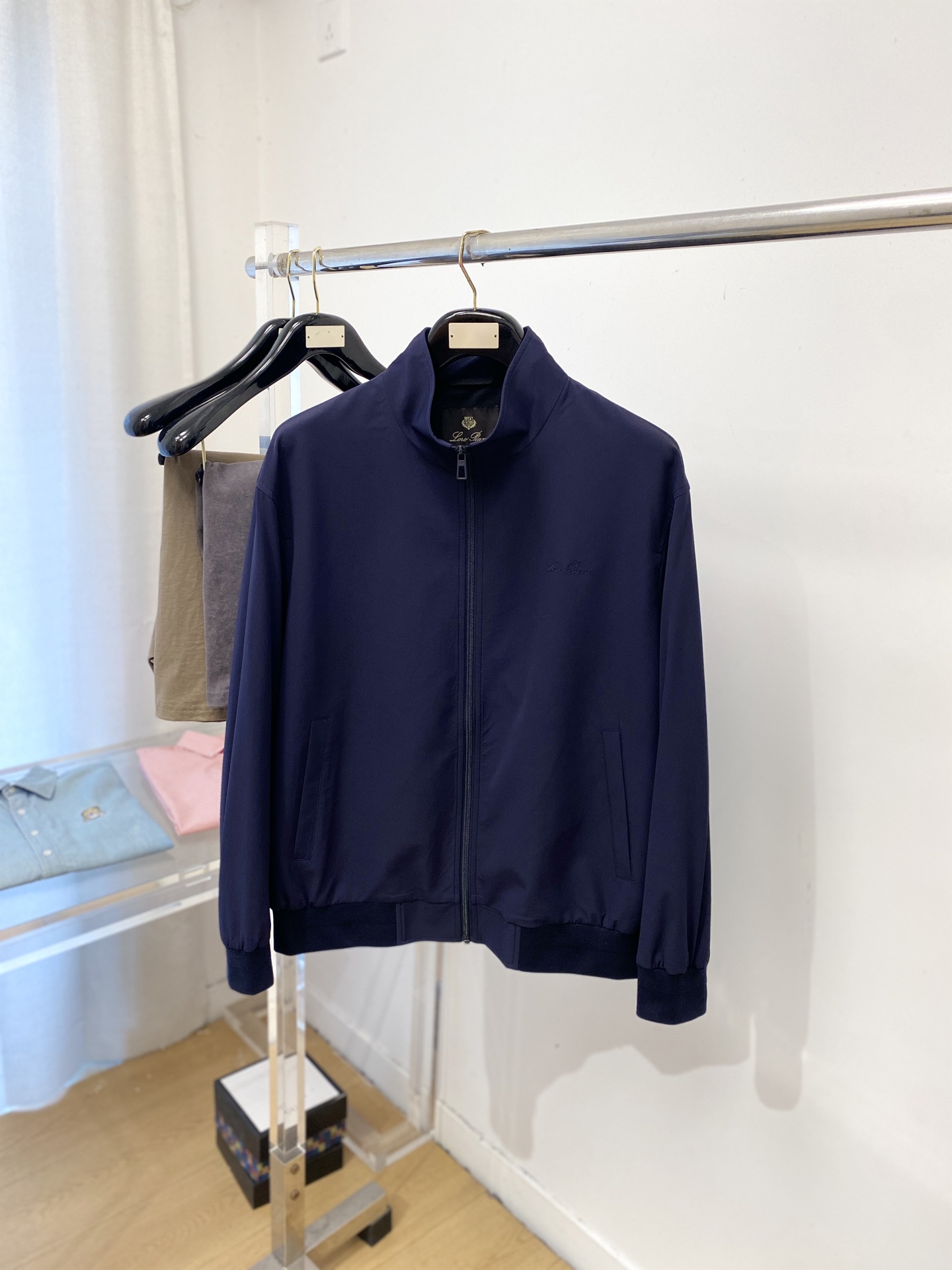 NO:756756,LP, 2026 new jacket, fashionable and handsome, simple and versatile, exquisite embroidered letter logo on the chest, customized original fabric, not only crisp and trendy silhouette, but also comfortable to wear, more delicate yarn weaving, size M-2XL,,loro piana,jackets & coats,jackets & coats,19860909LP、2026新品夹克外套,时尚帅气,简约百搭款,胸前精致刺绣字母logo,定制原版面料,不仅挺括,保持潮流的廓形,又穿着舒适,纱织更细腻,码数M-2XL,,loro piana,jackets & coats,jackets & coats,,Men's clothing