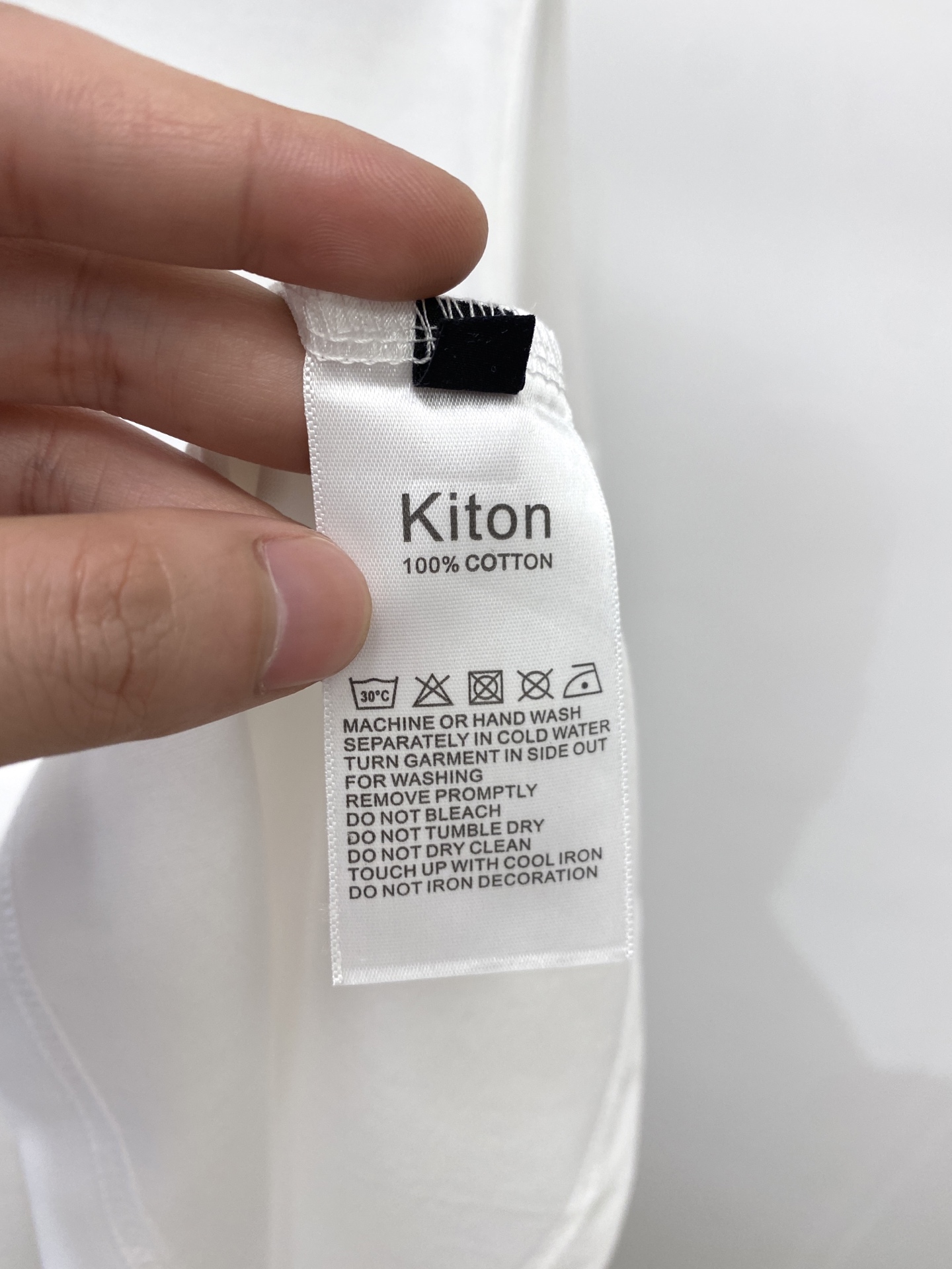 Kiton、2026新品短袖T恤，帅气时尚，胸前精致刺绣字母logo，简约百搭款。面料棉 不仅挺括，保持