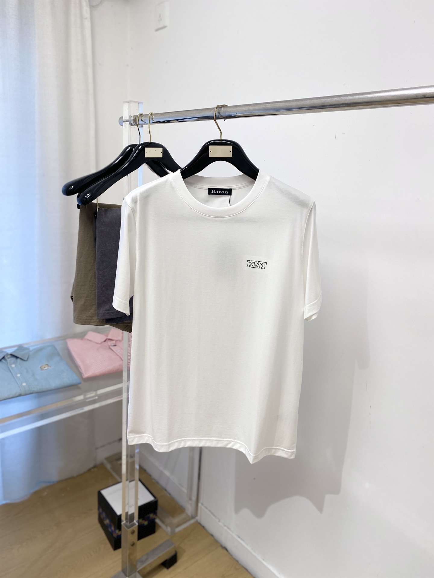 Kiton、2026新品短袖T恤，帅气时尚，胸前精致刺绣字母logo，简约百搭款。面料棉 不仅挺括，保持