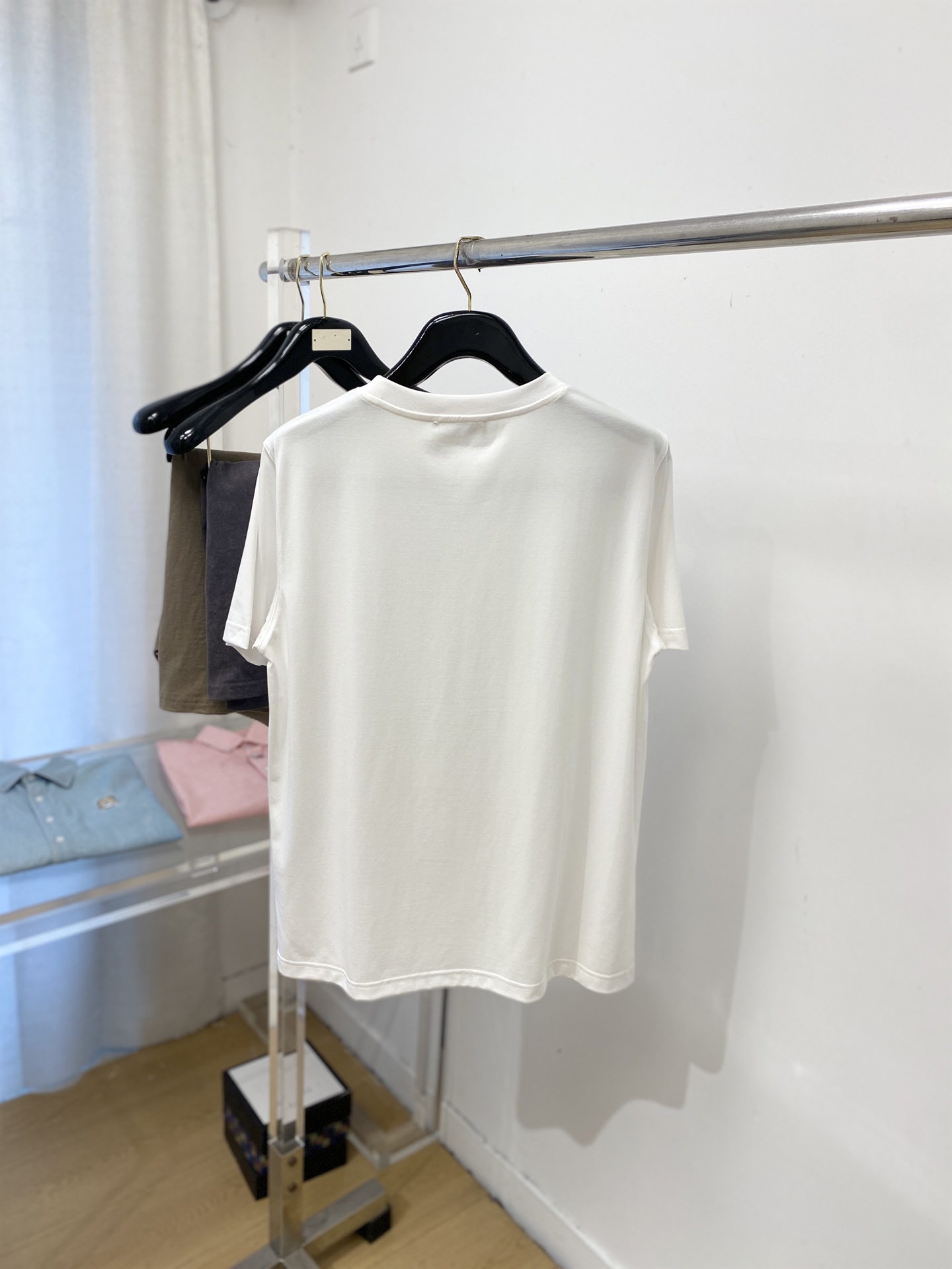 Kiton、2026新品短袖T恤，帅气时尚，胸前精致刺绣字母logo，简约百搭款。面料棉 不仅挺括，保持