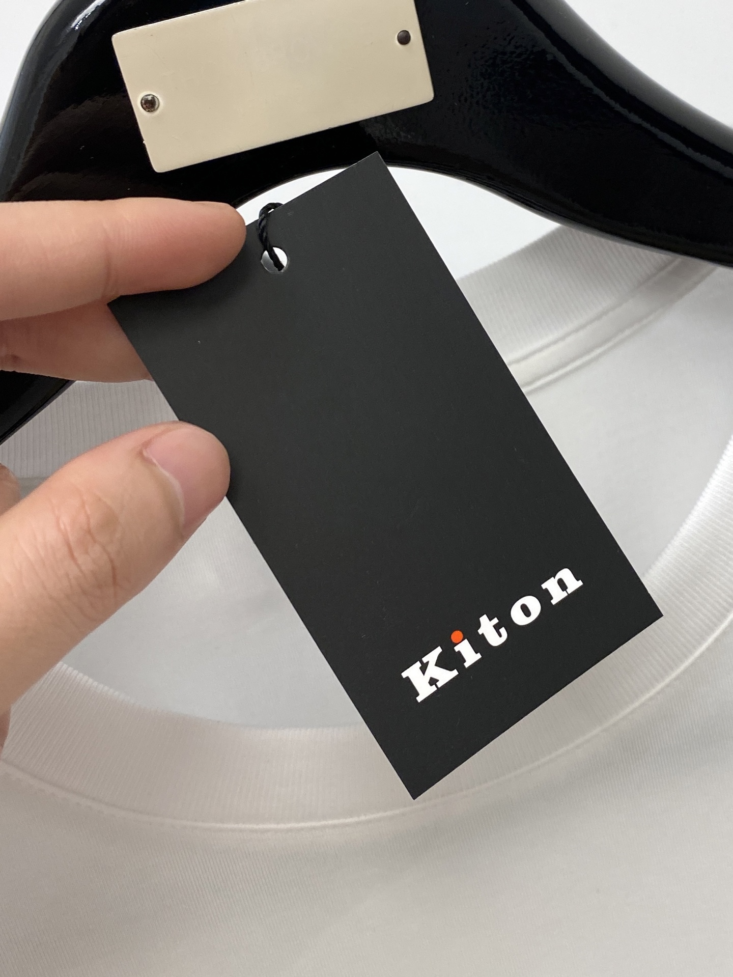 Kiton、2026新品短袖T恤，帅气时尚，胸前精致刺绣字母logo，简约百搭款。面料棉 不仅挺括，保持