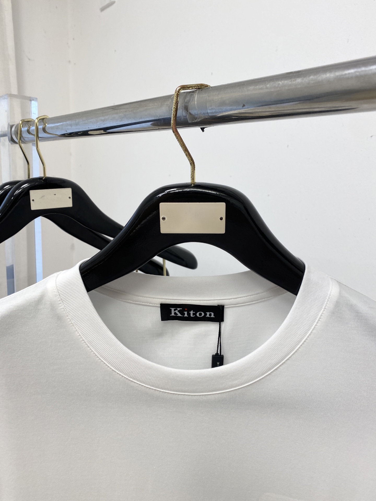 Kiton、2026新品短袖T恤，帅气时尚，胸前精致刺绣字母logo，简约百搭款。面料棉 不仅挺括，保持