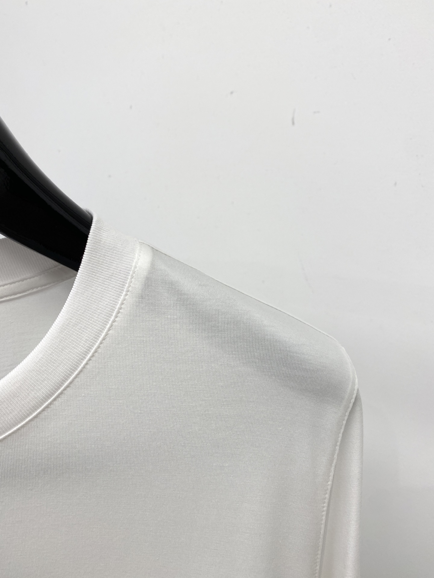 Kiton、2026新品短袖T恤，帅气时尚，胸前精致刺绣字母logo，简约百搭款。面料棉 不仅挺括，保持