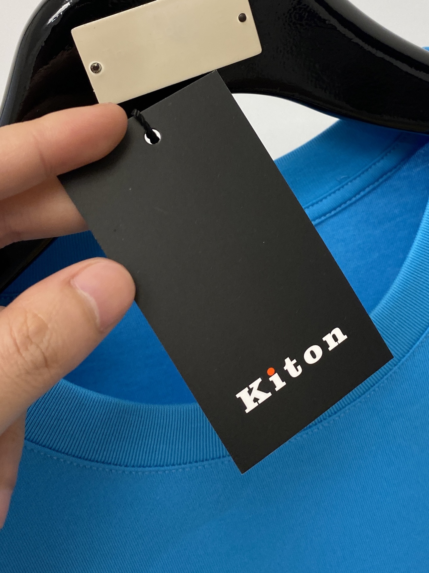Kiton、2026新品短袖T恤，帅气时尚，胸前精致刺绣字母logo，简约百搭款。面料棉 不仅挺括，保持
