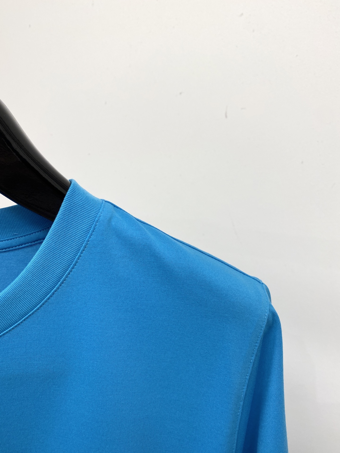 Kiton、2026新品短袖T恤，帅气时尚，胸前精致刺绣字母logo，简约百搭款。面料棉 不仅挺括，保持