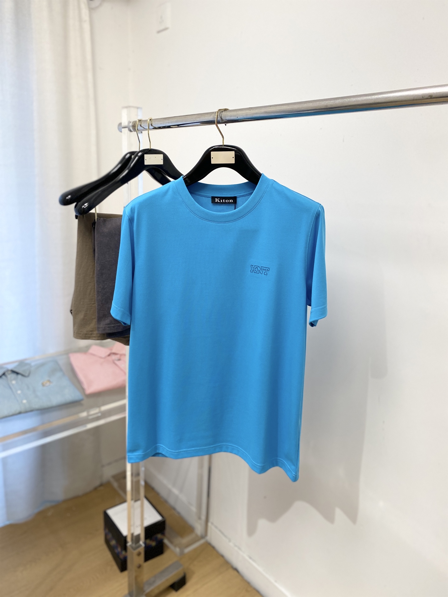 NO:756759,Kiton, 2026 new short-sleeved T-shirt, handsome and fashionable, with exquisite embroidered letter logo on the chest, simple and versatile. The fabric cotton is not only crisp and maintains the trendy silhouette, but also comfortable to wear, and the yarn is more delicate. The size is M-xxl,, T-shirt, tees, t-shirt,19860909Kiton、2026新品短袖T恤,帅气时尚,胸前精致刺绣字母logo,简约百搭款.面料棉 不仅挺括,保持潮流的廓形,又穿着舒适,纱织更细腻,码数M-xxl,,T-shirt,tees，t-shirt,,Men's clothing